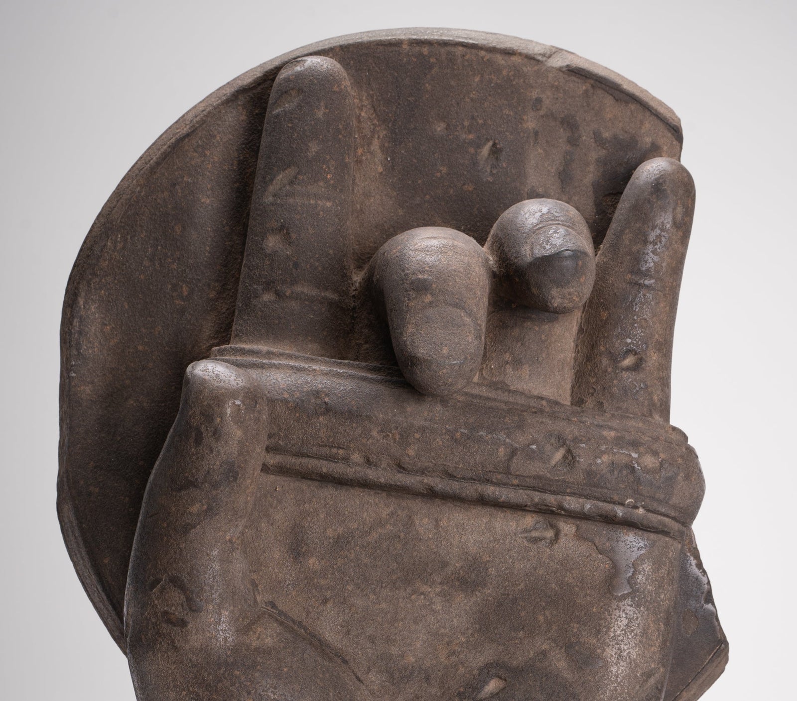 Estatua de Jayavarman - Estatua de escudo de guardaespaldas de Jayavarman montada en bayón de piedra de estilo jemer antiguo - 69 cm/28"