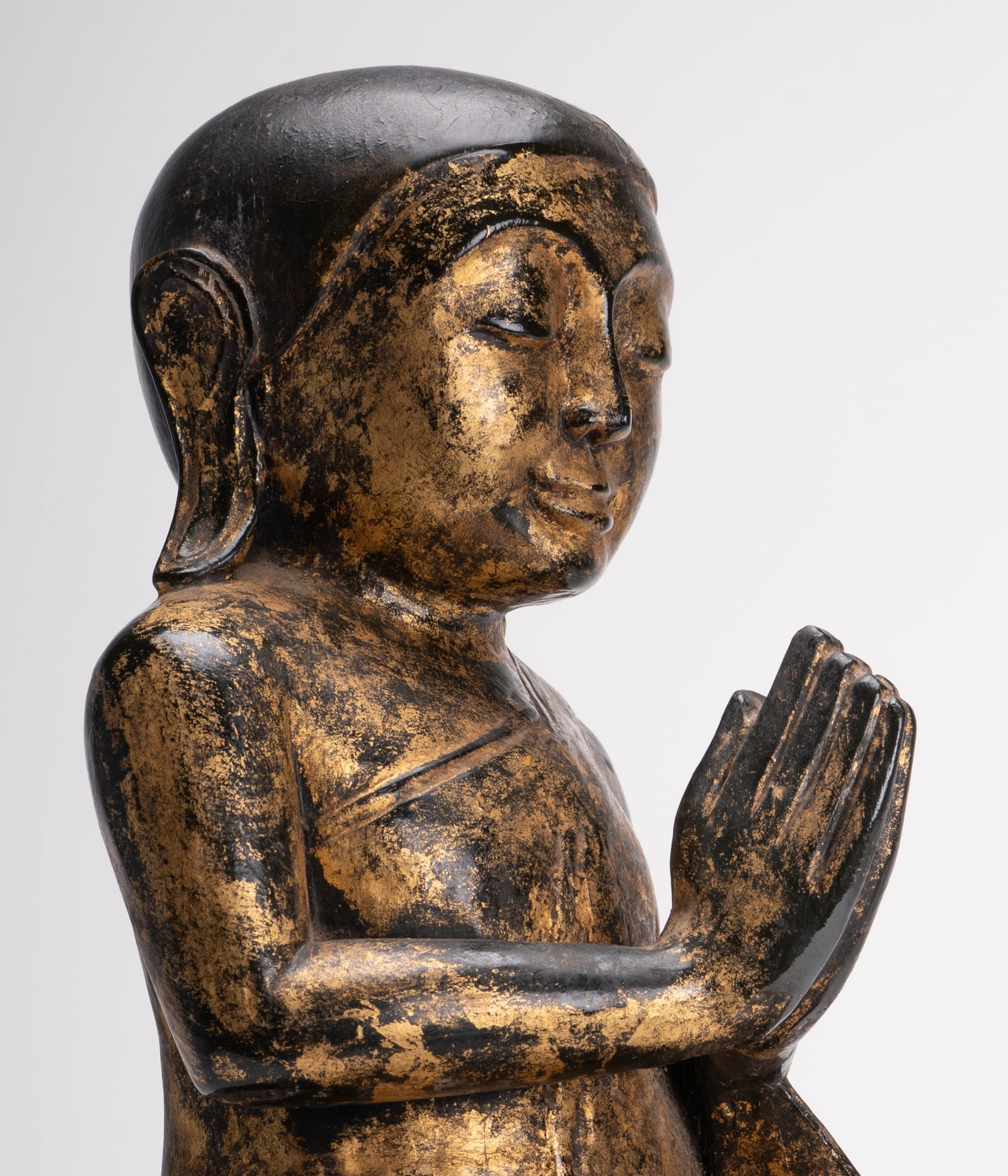 Statue de disciple antique – Statue de disciple de Bouddha agenouillé en bois de style birman antique – 44 cm/18"