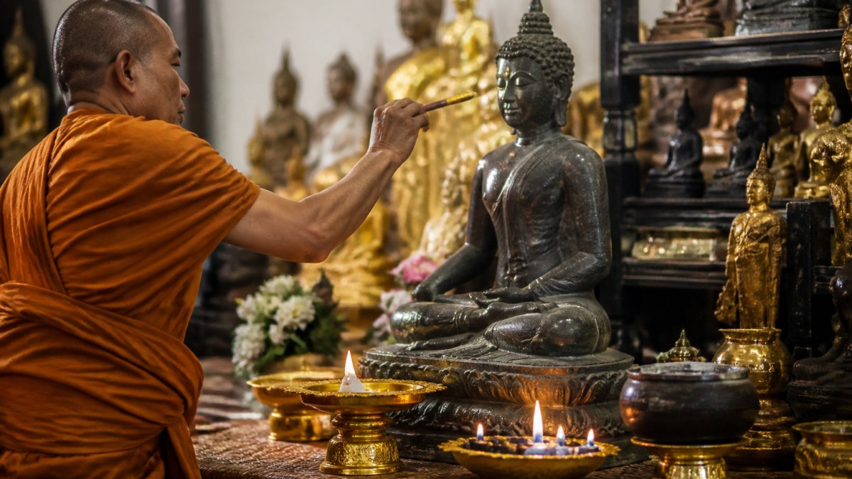 How to Perform a Buddha Statue Blessing Ceremony