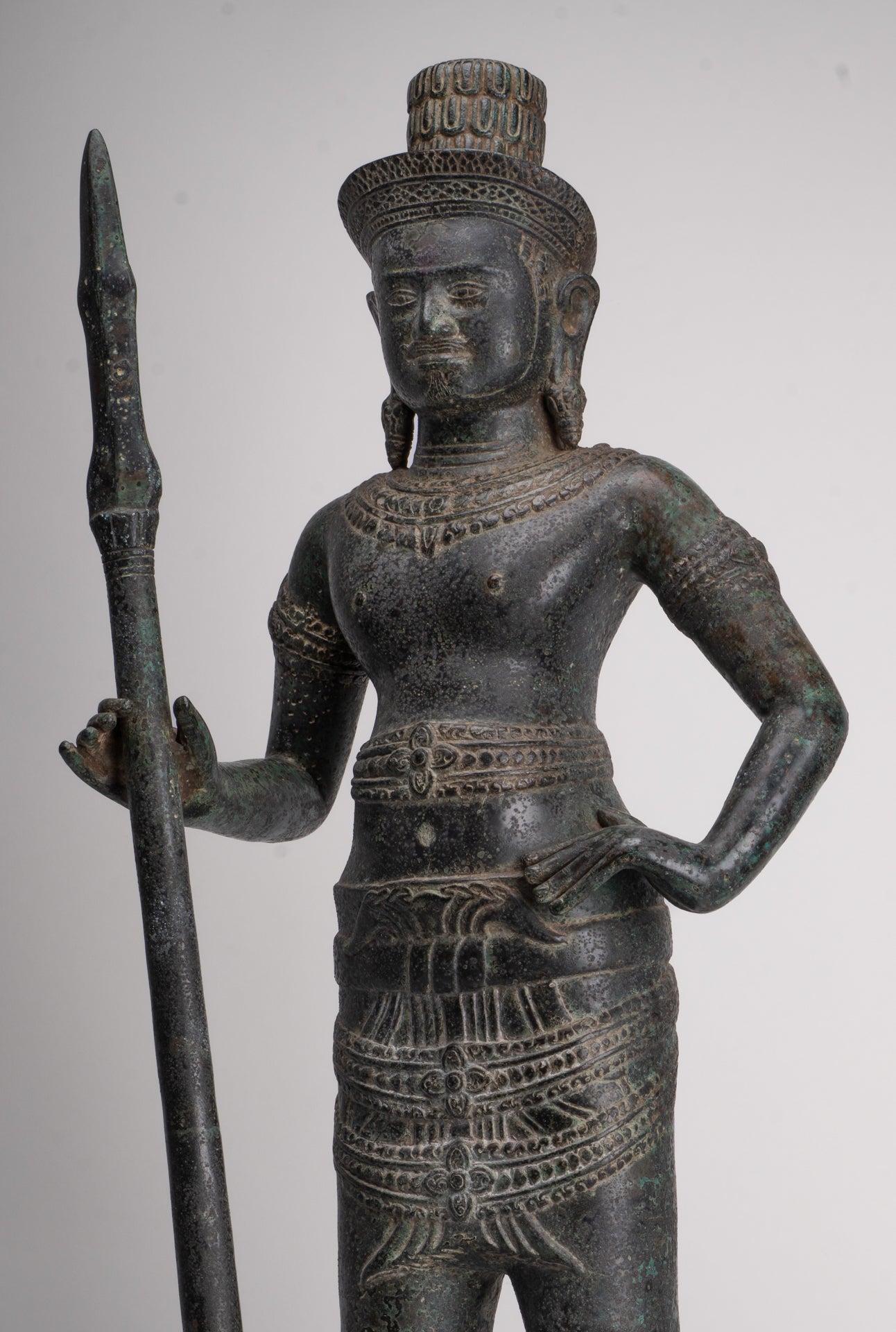 Shiva antique de style khmer en bronze debout de style Angkor Wat avec lance - 91 cm/36"