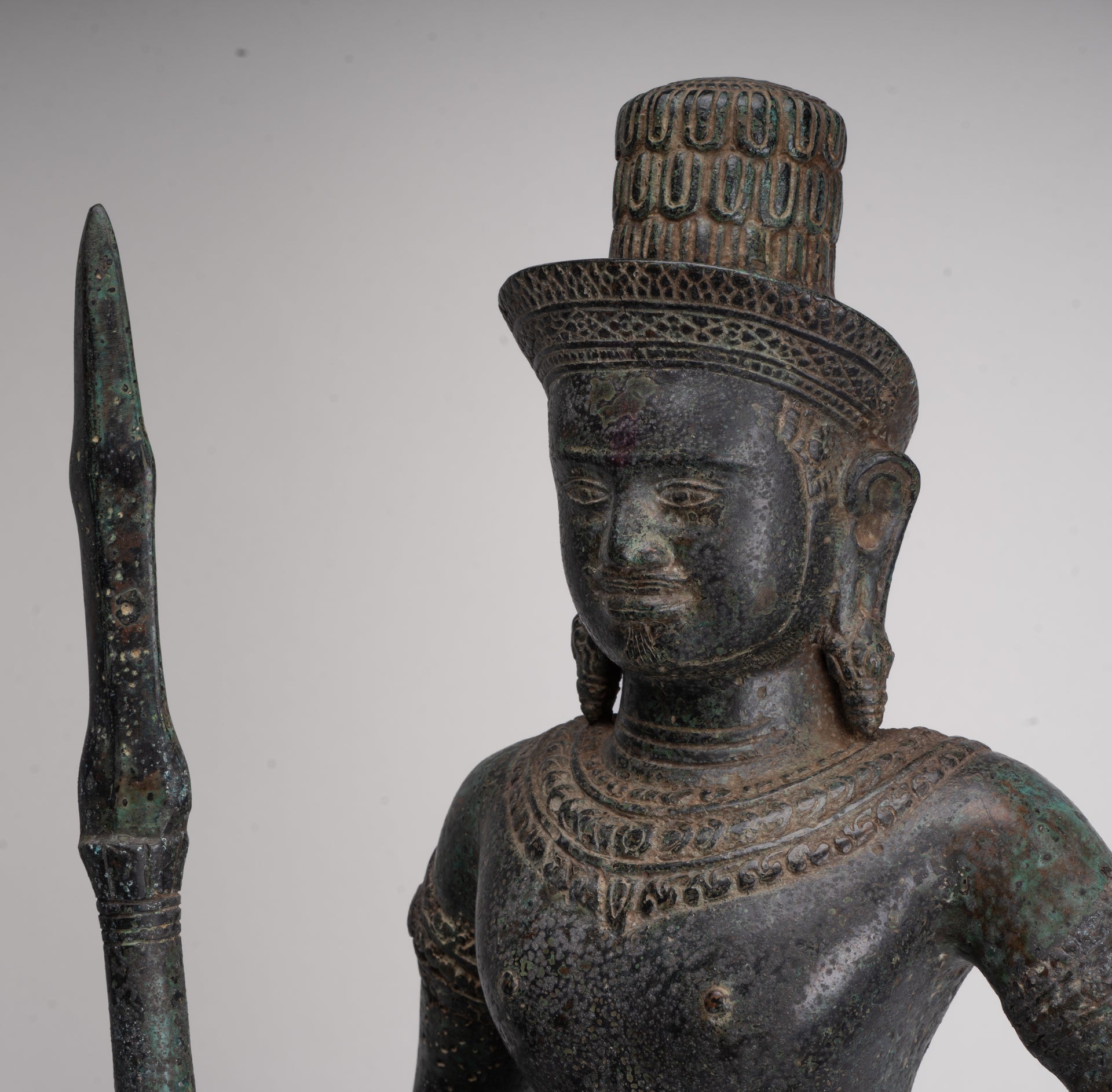 Shiva antique de style khmer en bronze debout de style Angkor Wat avec lance - 91 cm/36"