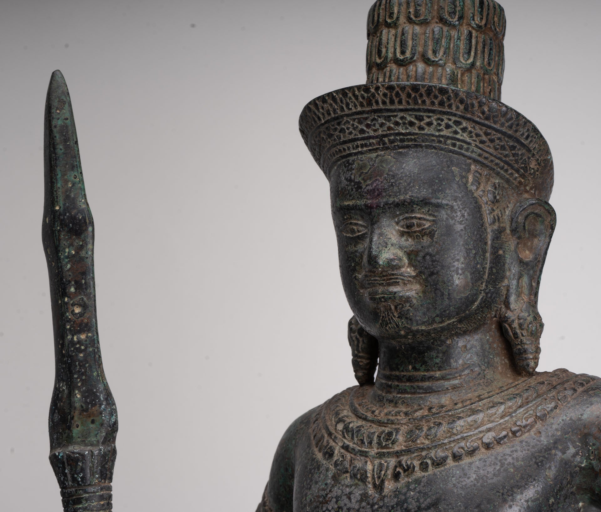 Shiva antique de style khmer en bronze debout de style Angkor Wat avec lance - 91 cm/36"