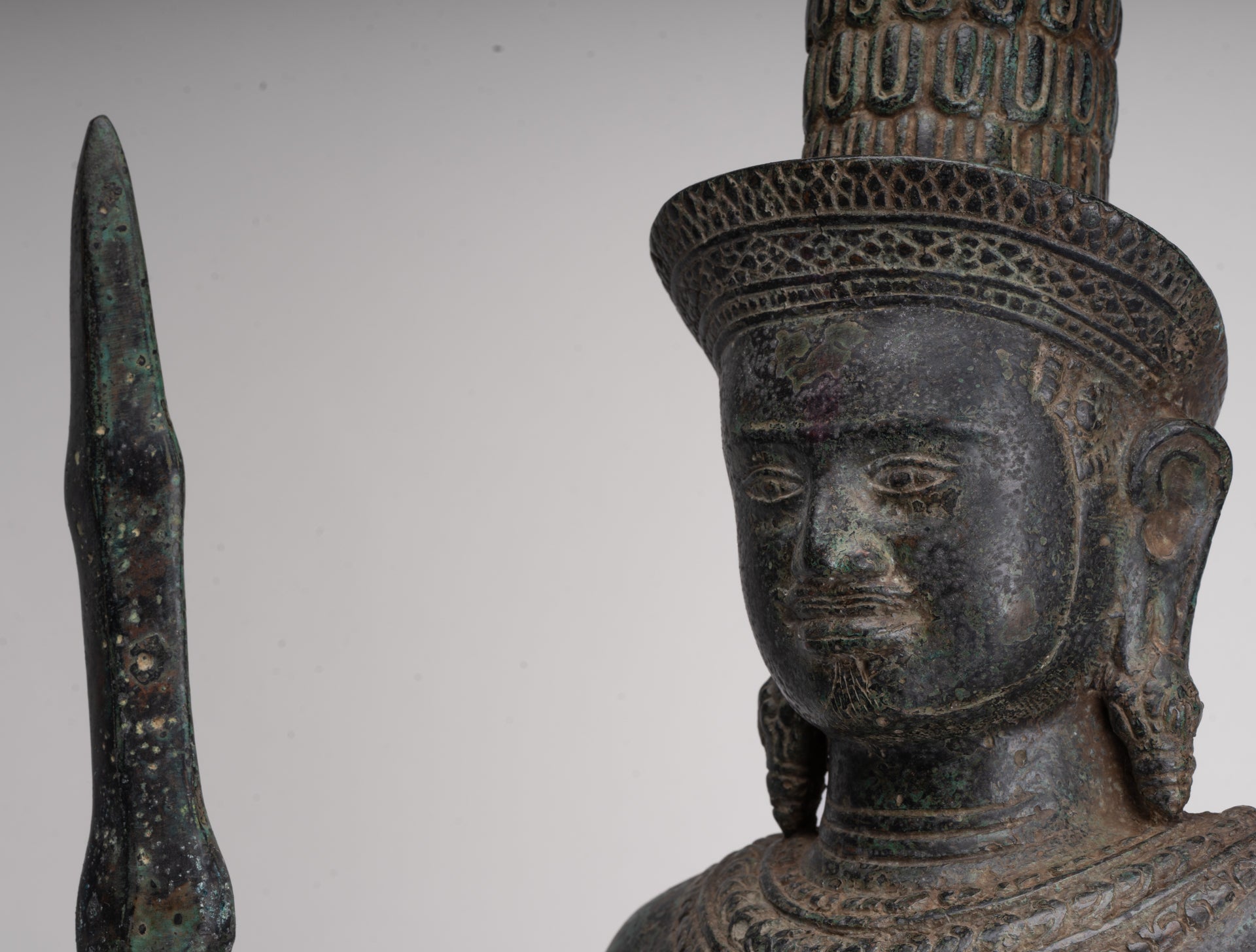 Shiva antique de style khmer en bronze debout de style Angkor Wat avec lance - 91 cm/36"