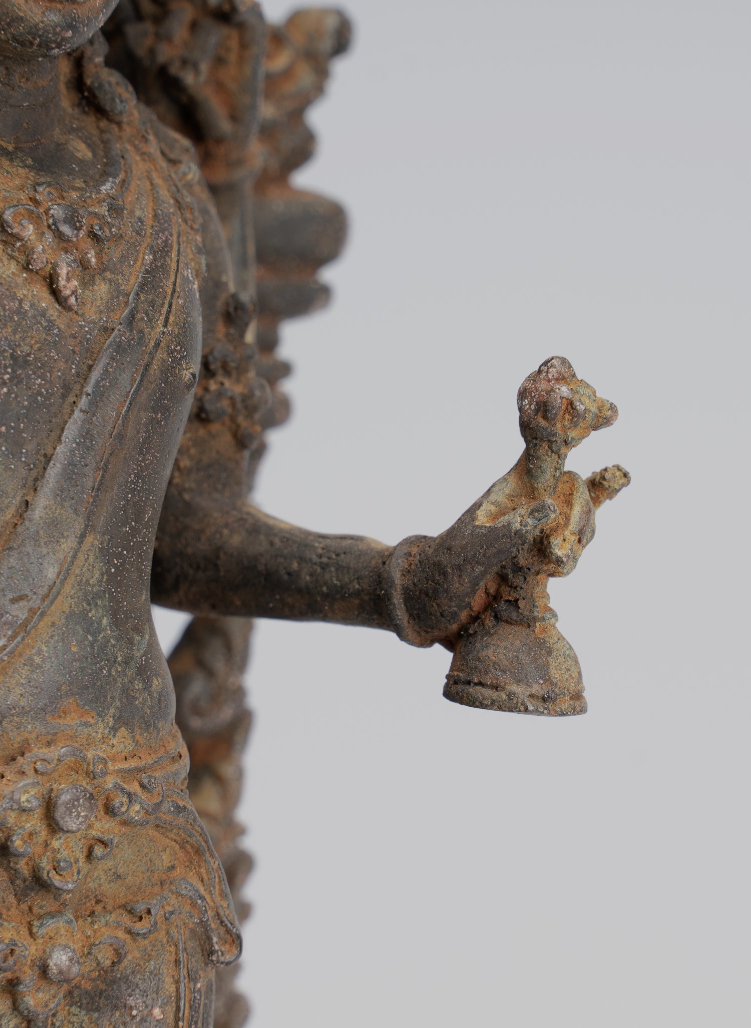 Statua Lokeshvara - Antique in stile indonesiano Bronzo giavanese in piedi statua Lokeshvara a 4 bracci - 26 cm/10 "