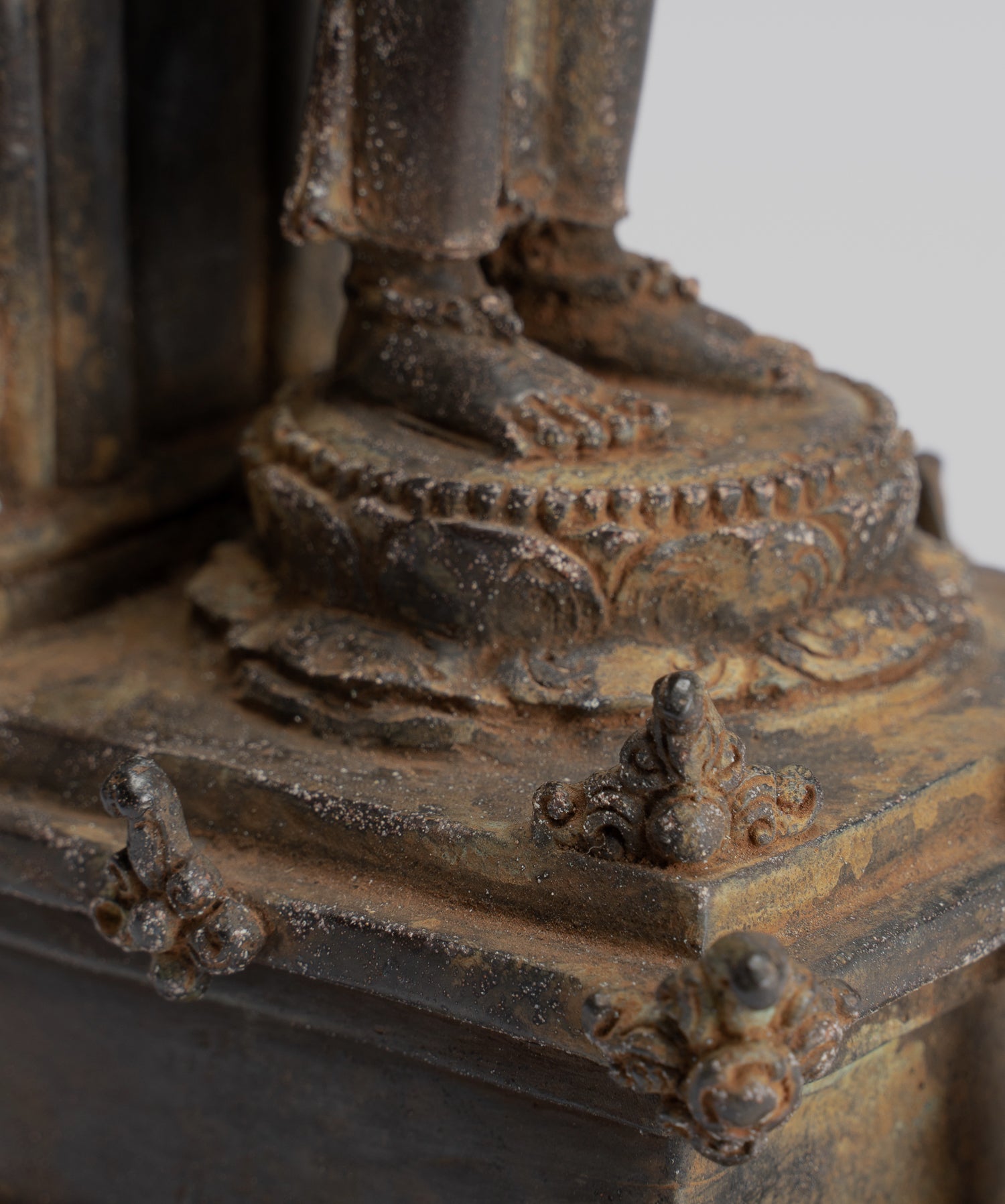 Statua Lokeshvara - Antique in stile indonesiano Bronzo giavanese in piedi statua Lokeshvara a 4 bracci - 26 cm/10 "