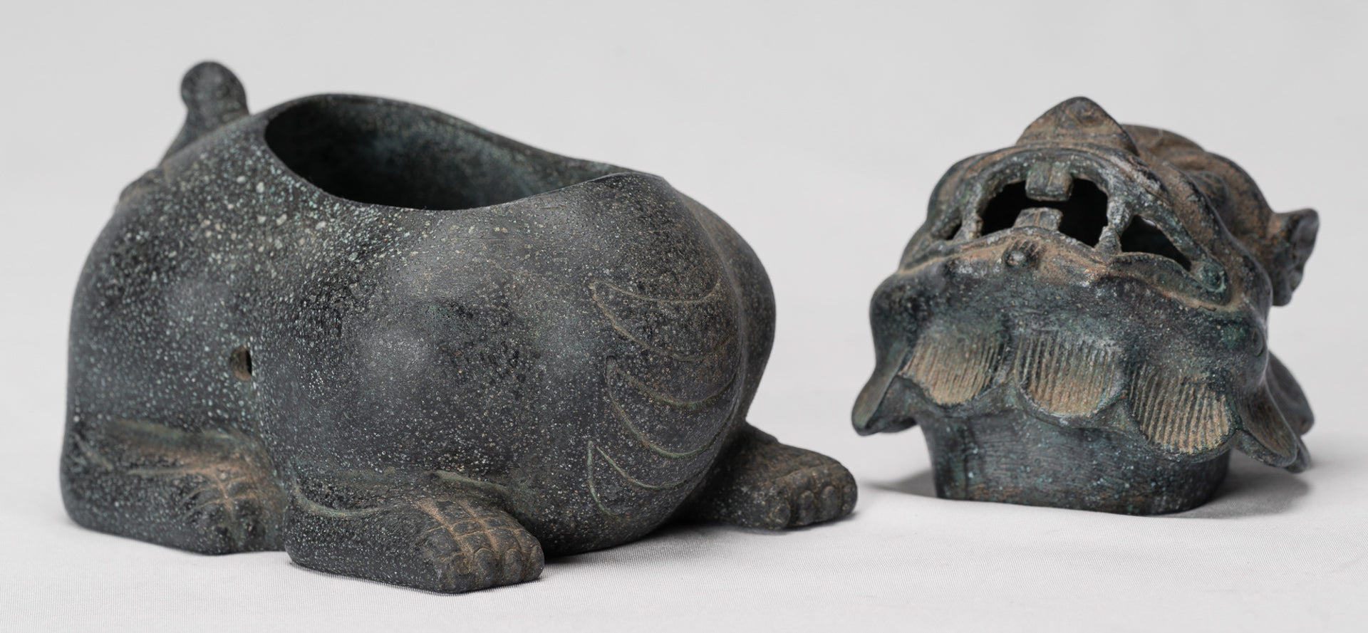 Incensiere o bruciatore di incenso con drago in due pezzi in bronzo antico in stile cinese e supporto per bastoncini di incenso - 12 cm di altezza