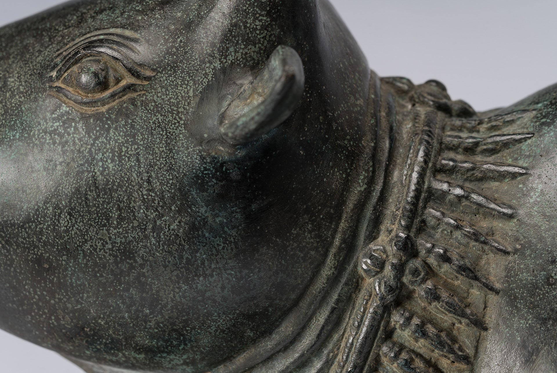 Statua Nandi in bronzo in stile Khmer antico - Monte di Shiva - 53 cm/21 "di lunghezza