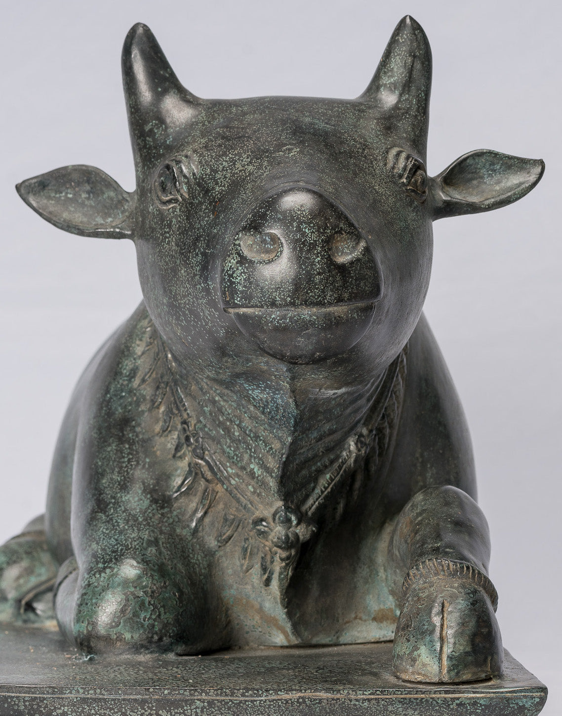 Statua Nandi in bronzo in stile Khmer antico - Monte di Shiva - 53 cm/21 "di lunghezza