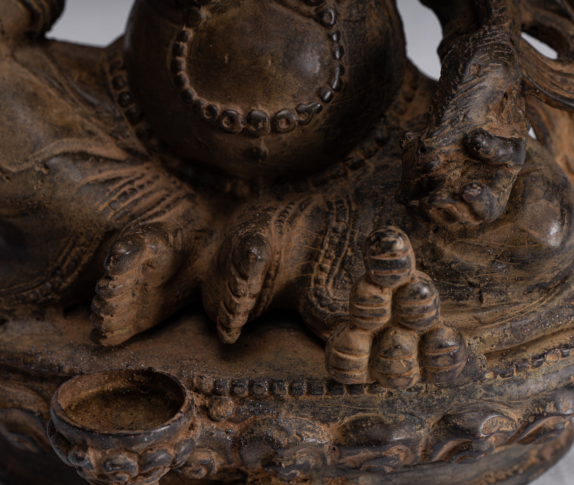 Statue de Jambhala – Antique Java Majapahit Style assis Jambhala Statue Dieu de la richesse – 21 cm/20,3 cm