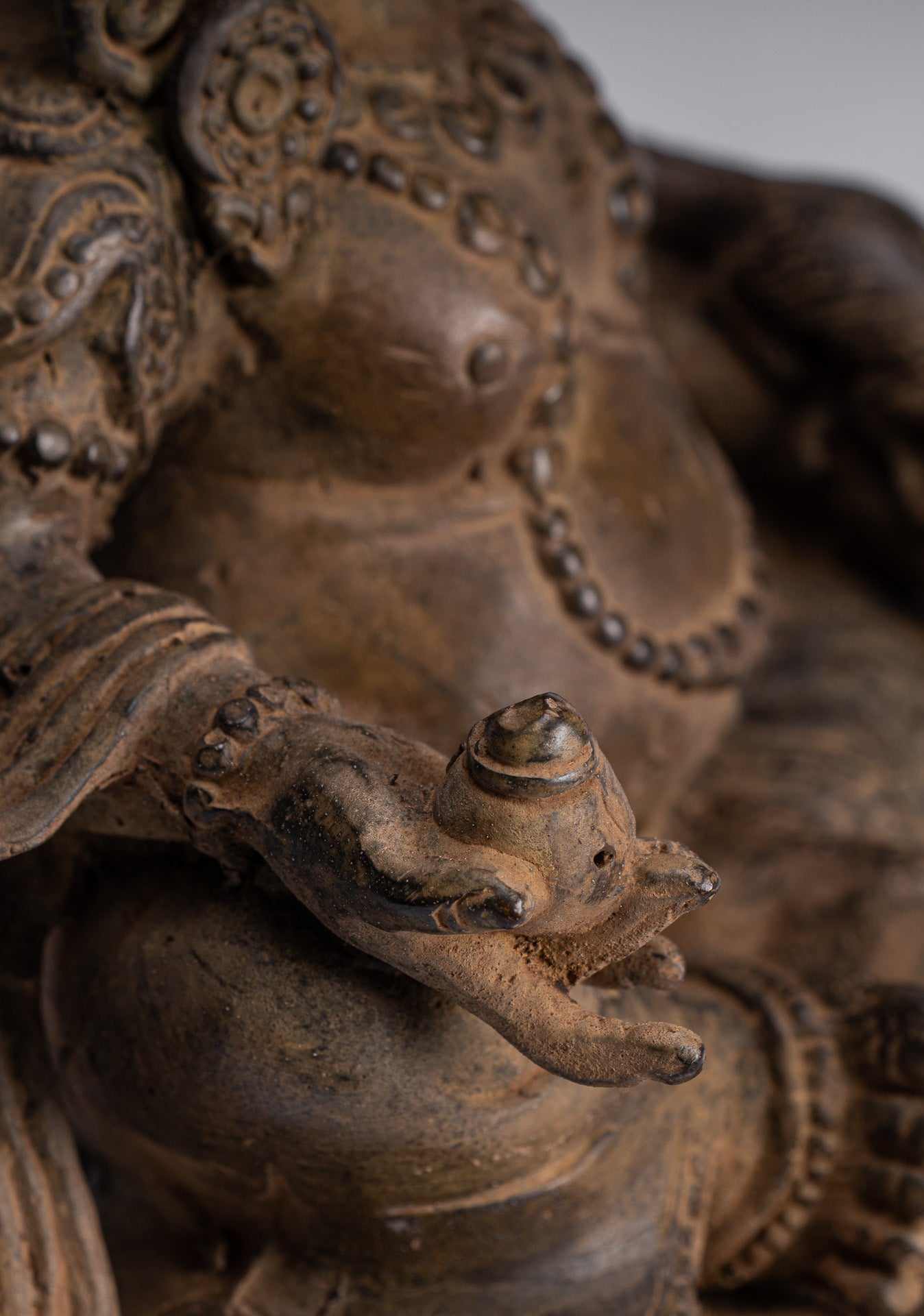 Statue de Jambhala – Antique Java Majapahit Style assis Jambhala Statue Dieu de la richesse – 21 cm/20,3 cm