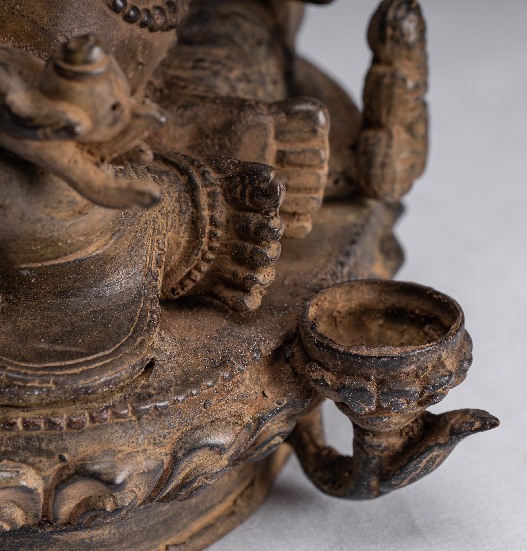 Statue de Jambhala – Antique Java Majapahit Style assis Jambhala Statue Dieu de la richesse – 21 cm/20,3 cm