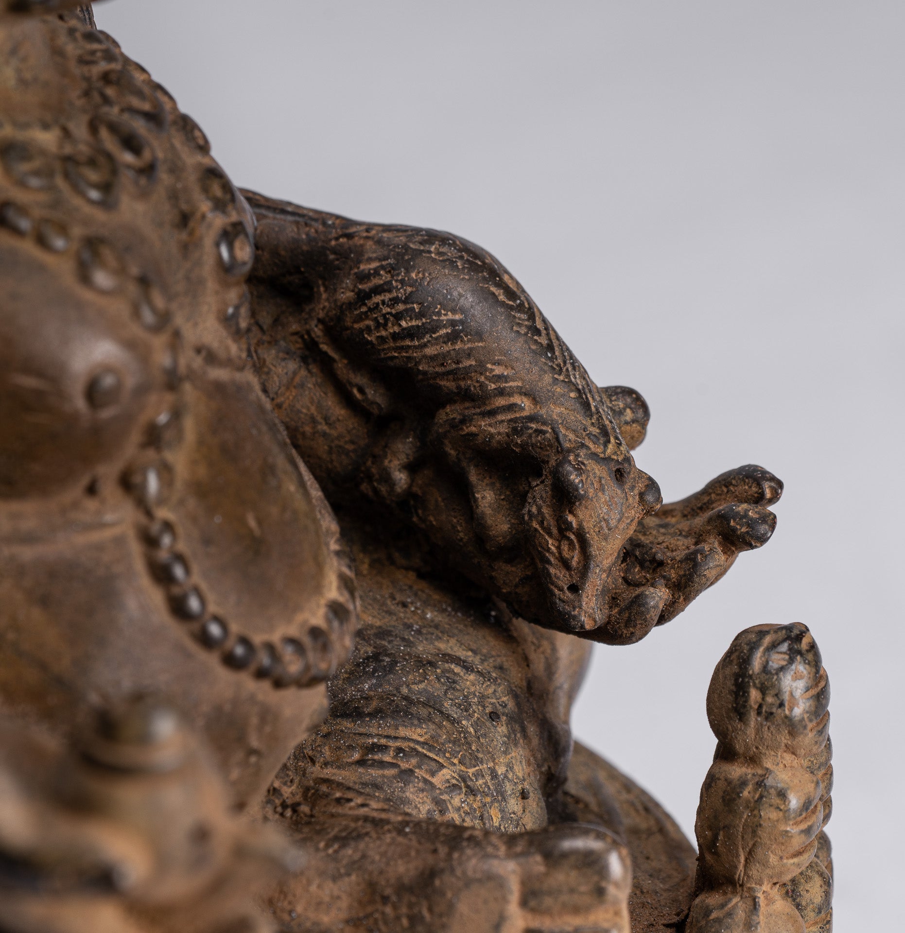 Statue de Jambhala – Antique Java Majapahit Style assis Jambhala Statue Dieu de la richesse – 21 cm/20,3 cm