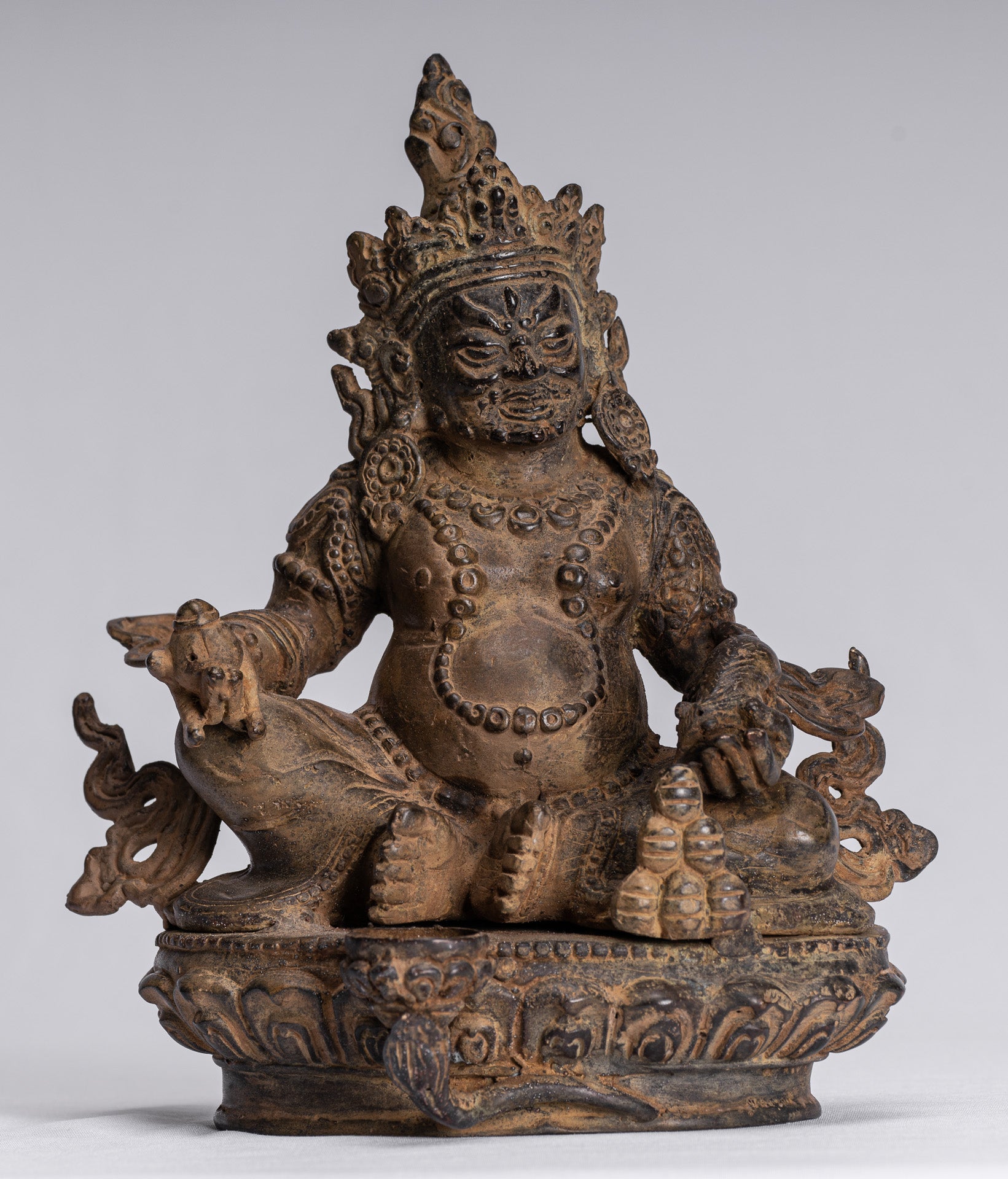 Statue de Jambhala – Antique Java Majapahit Style assis Jambhala Statue Dieu de la richesse – 21 cm/20,3 cm