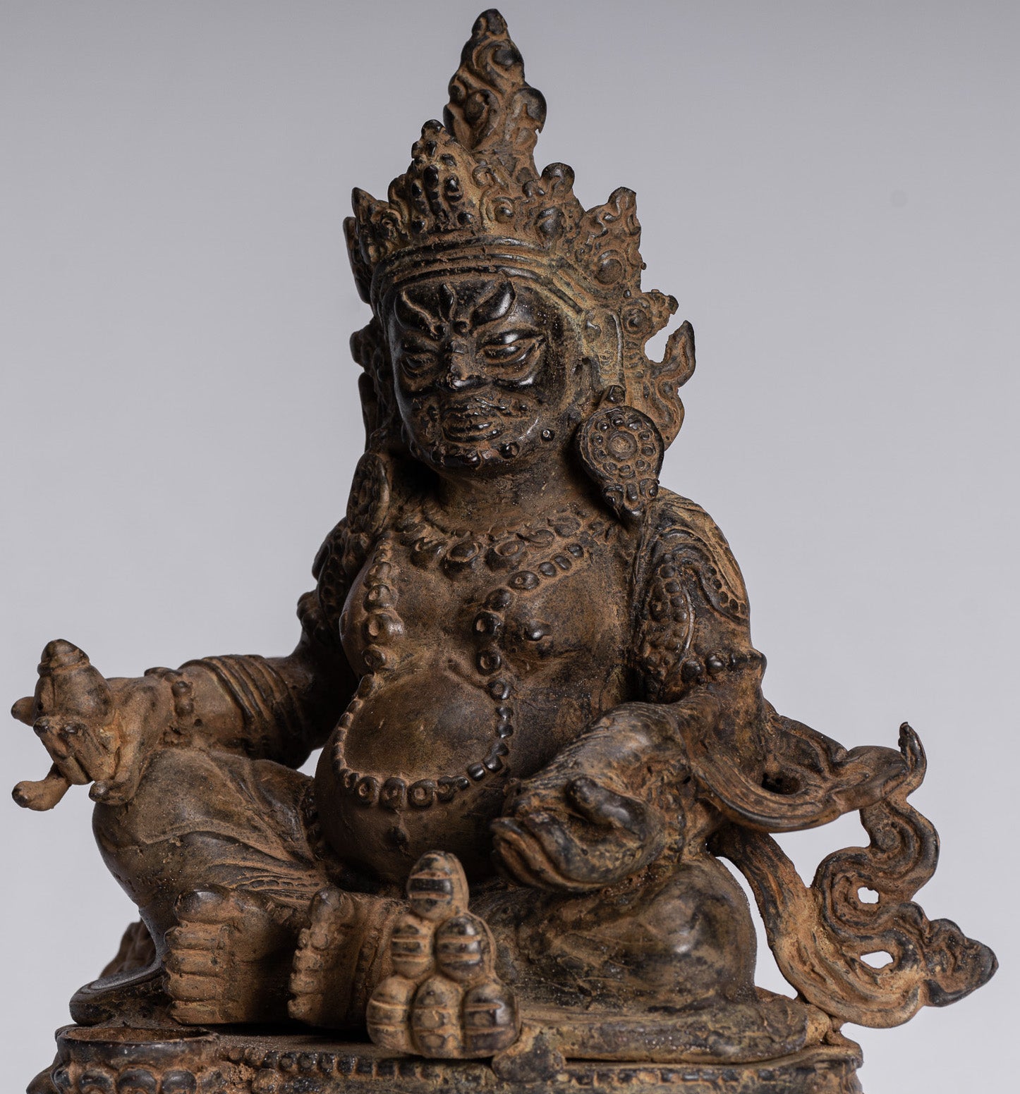 Statue de Jambhala – Antique Java Majapahit Style assis Jambhala Statue Dieu de la richesse – 21 cm/20,3 cm