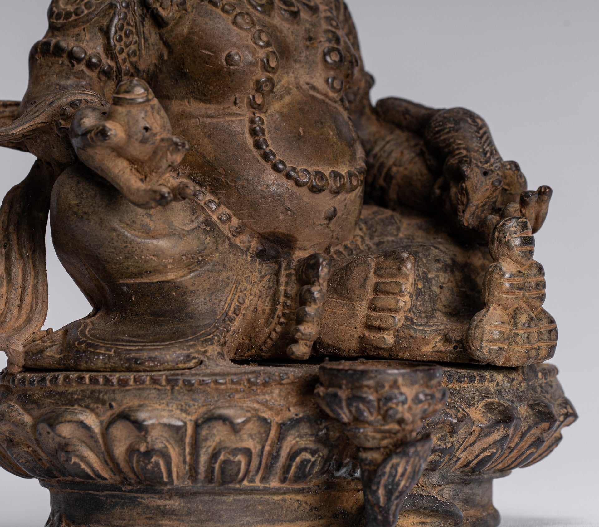 Statue de Jambhala – Antique Java Majapahit Style assis Jambhala Statue Dieu de la richesse – 21 cm/20,3 cm