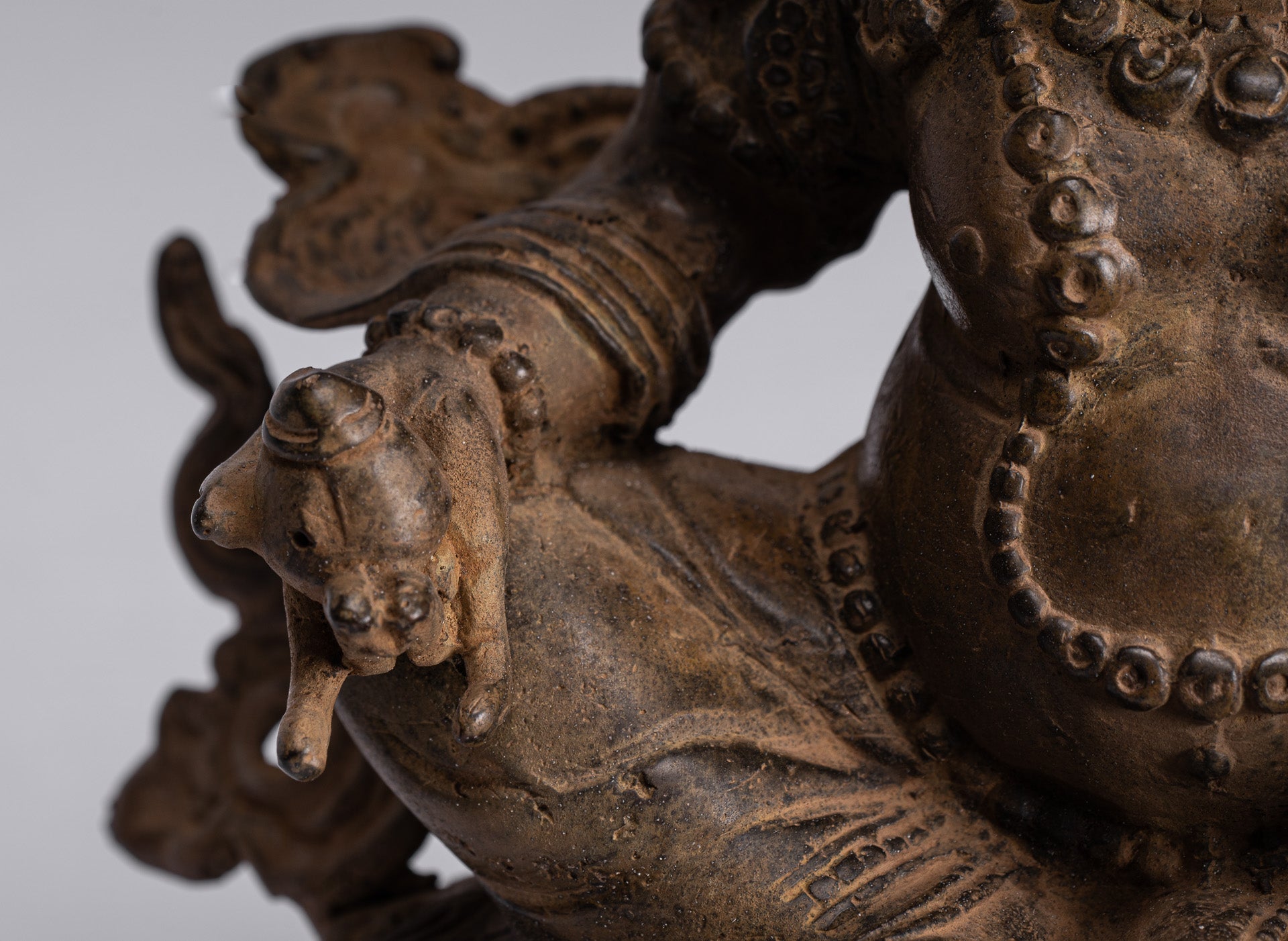 Statue de Jambhala – Antique Java Majapahit Style assis Jambhala Statue Dieu de la richesse – 21 cm/20,3 cm