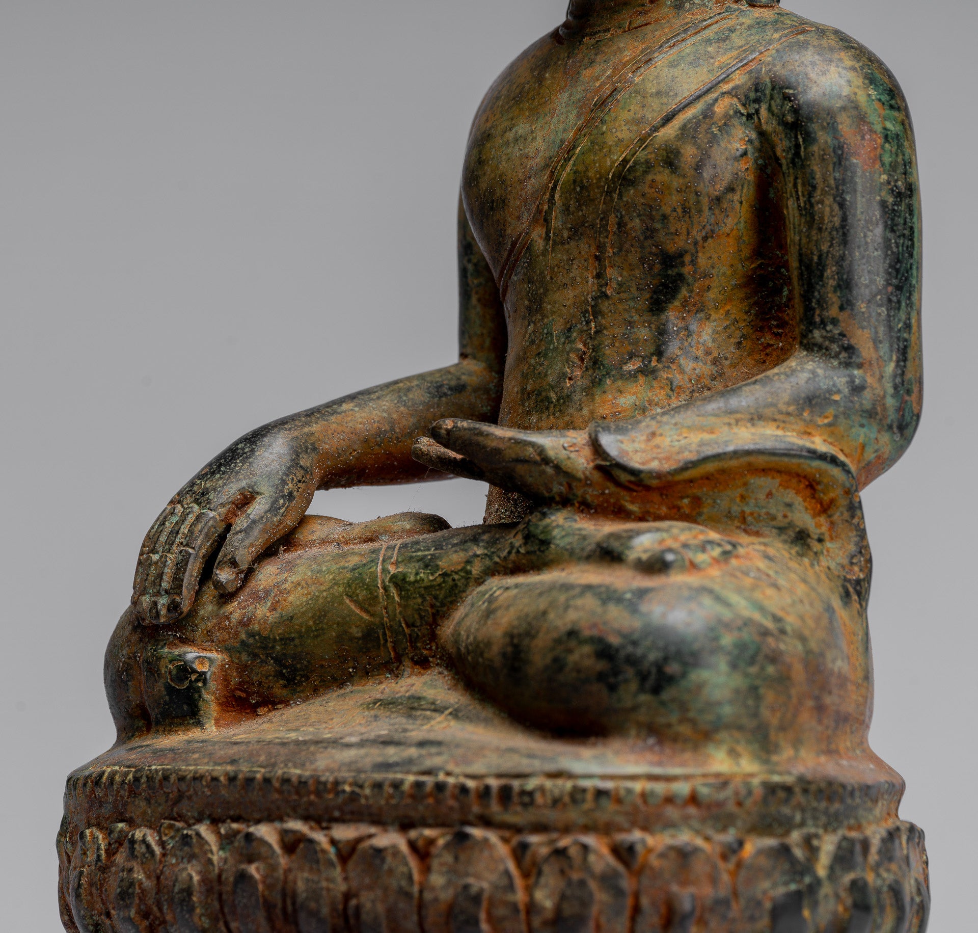Buddha-Statue – sitzender javanischer Erleuchtungs-Buddha aus Bronze im antiken indonesischen Stil – 35 cm