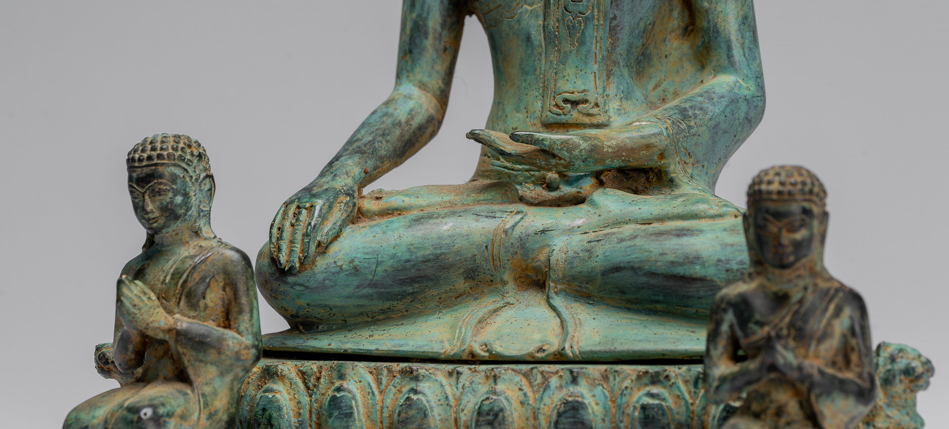 Estatua de Buda - Estilo indonesio antiguo de bronce sentado Javanés Buda con discípulos: 32 cm/13 "