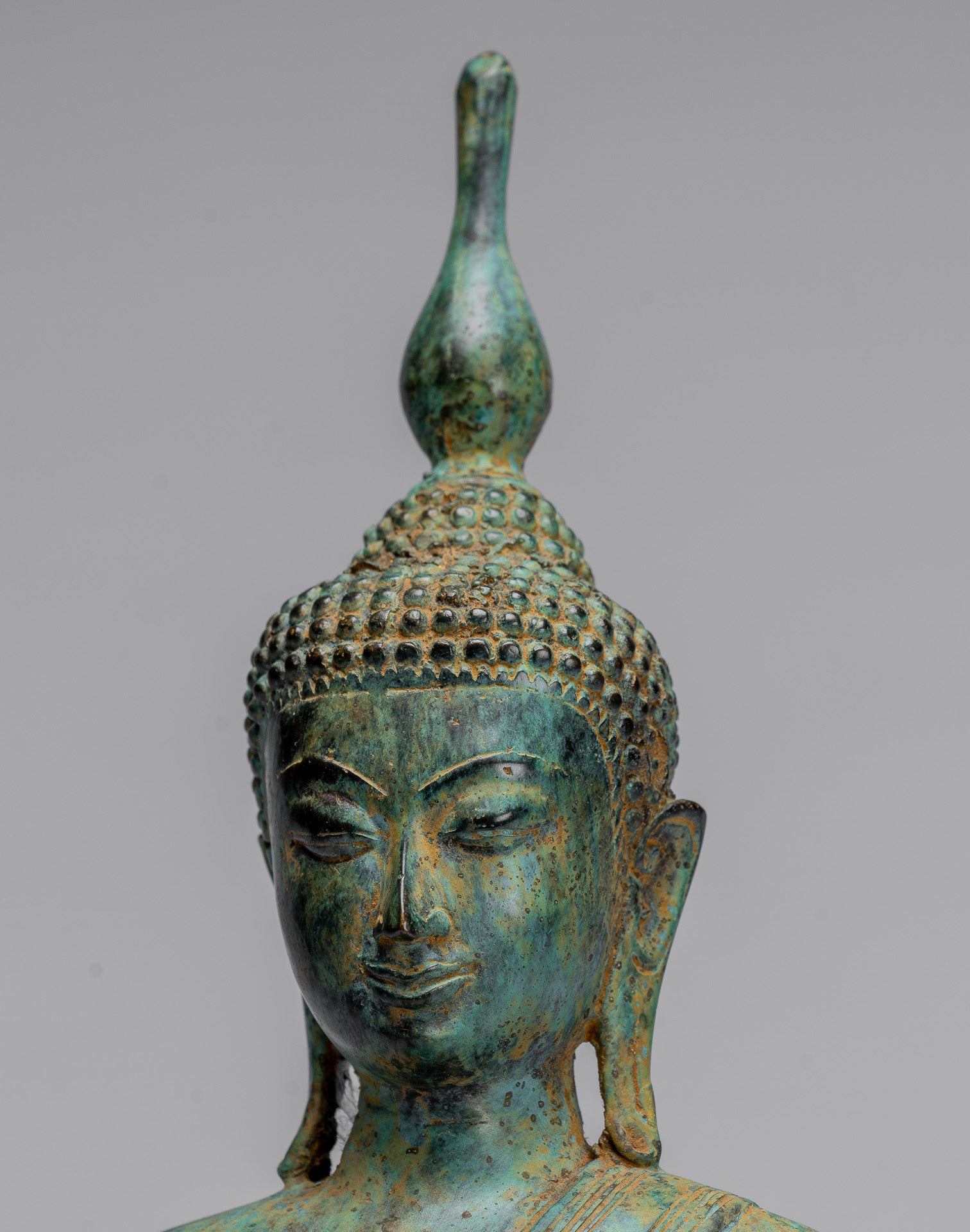 Estatua de Buda - Estilo indonesio antiguo de bronce sentado Javanés Buda con discípulos: 32 cm/13 "