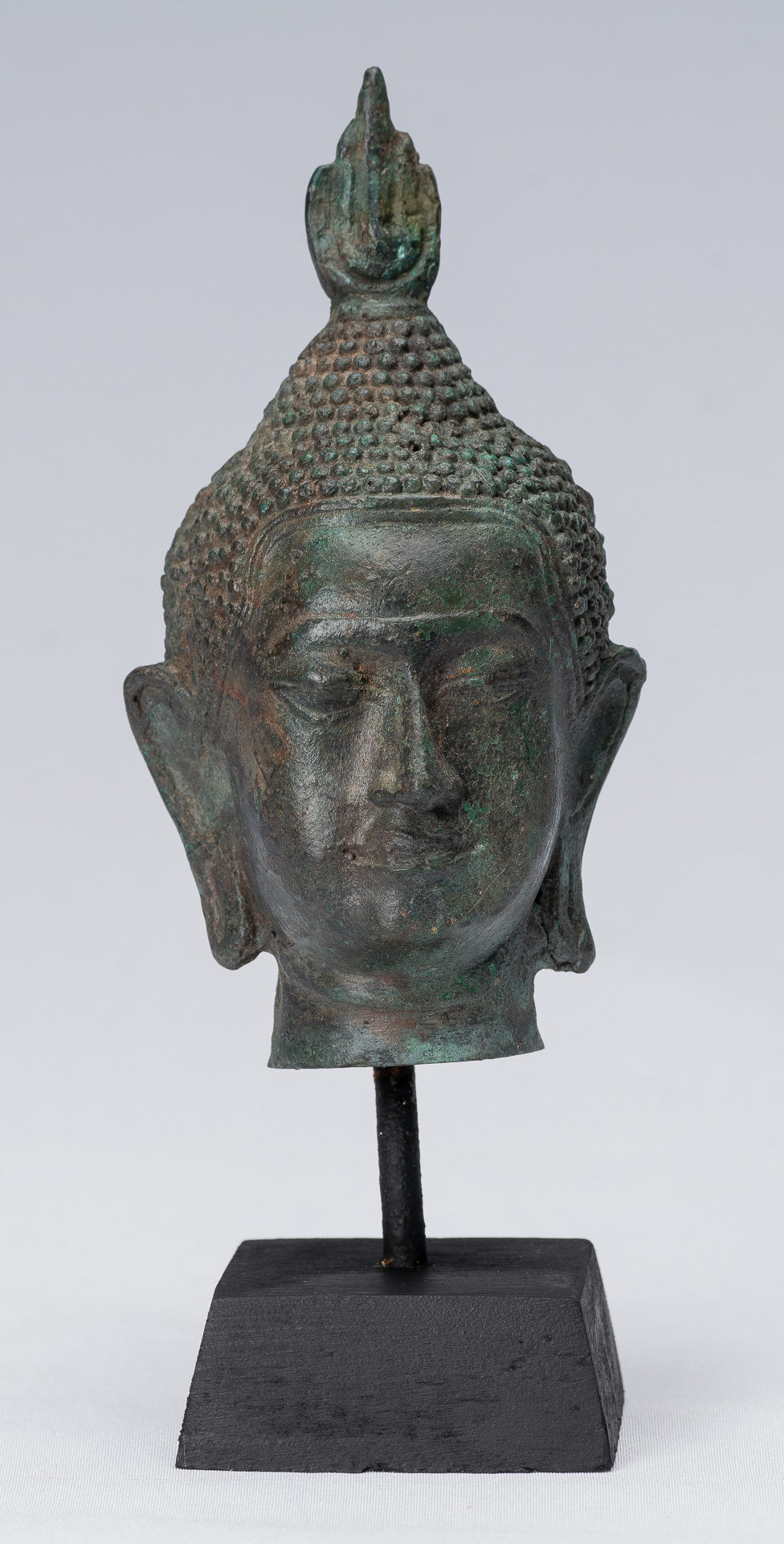Buddha-Kopf – Bronze-Buddha-Kopf im antiken Thai-Stil, Sukhothai montiert – 17 cm.
