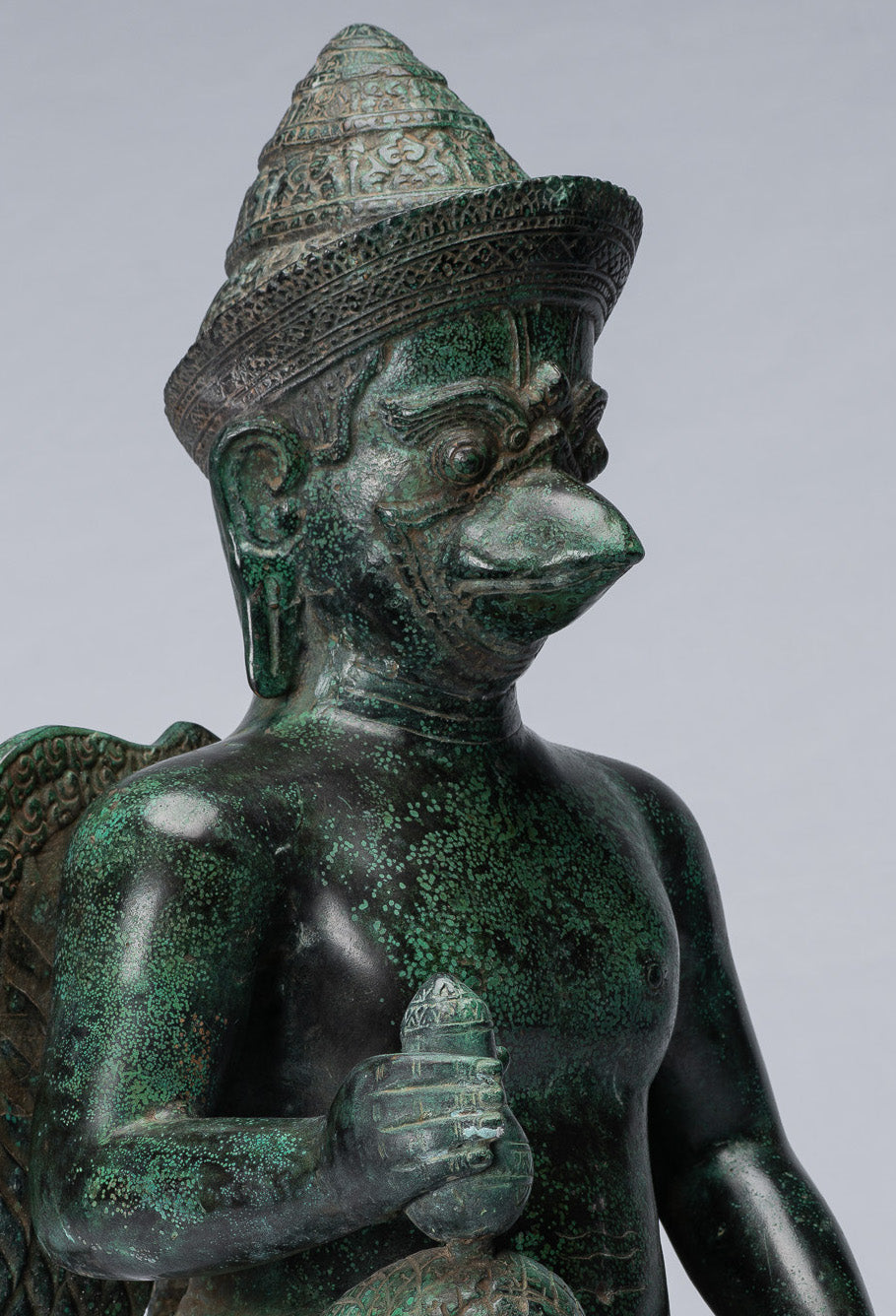 Estatua de bronce sentado de estilo srei de estilo srei.