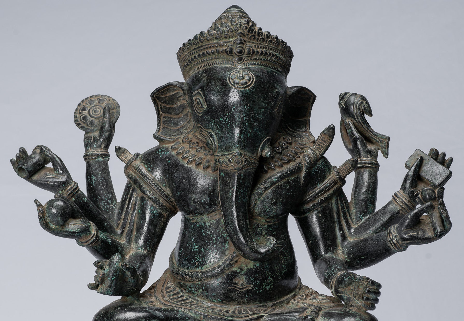 Ganesha-Statue – antike Bayon-Bronze im Khmer-Stil, sitzende achtarmige Ganesh-Statue – 38 cm.