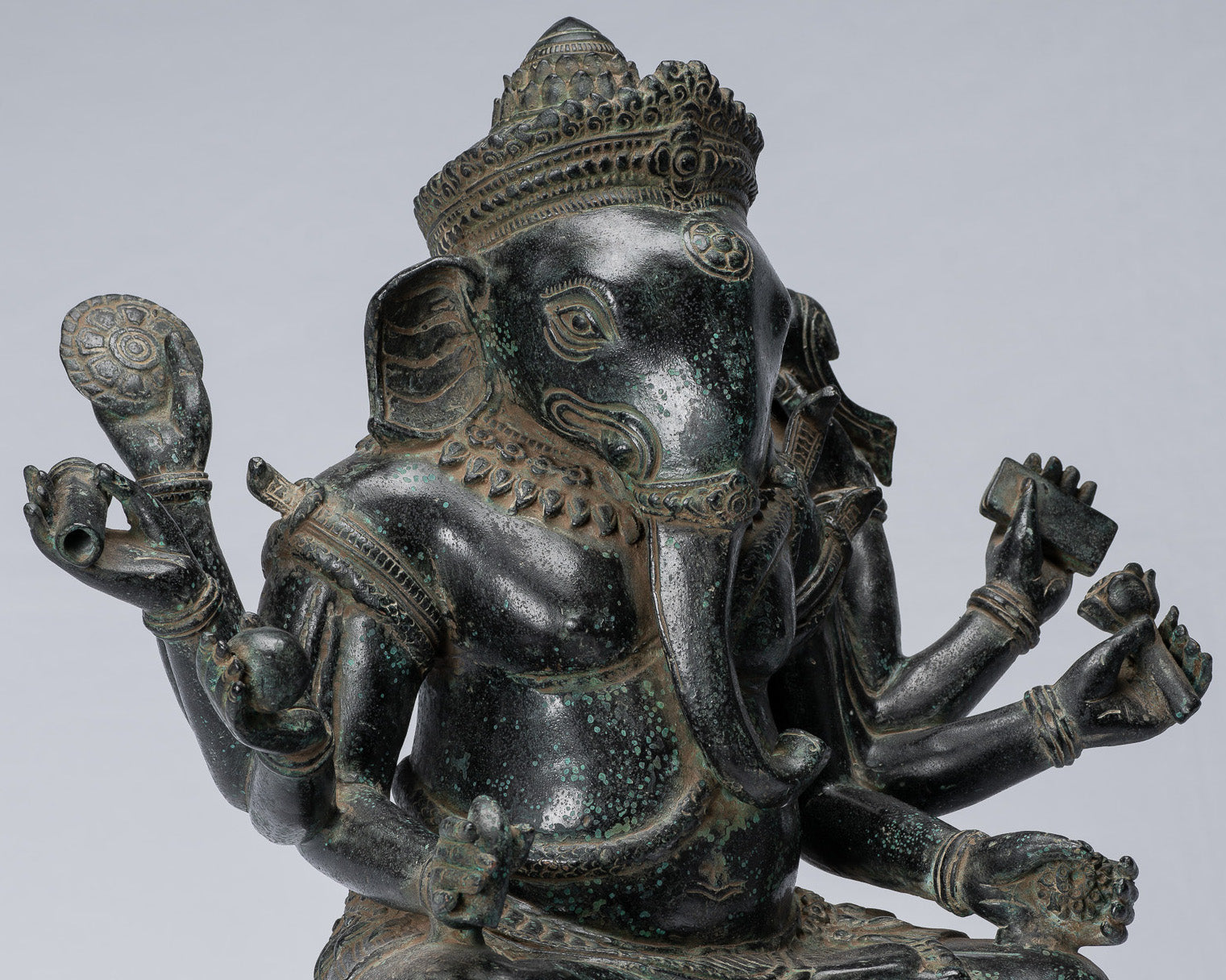 Ganesha-Statue – antike Bayon-Bronze im Khmer-Stil, sitzende achtarmige Ganesh-Statue – 38 cm.