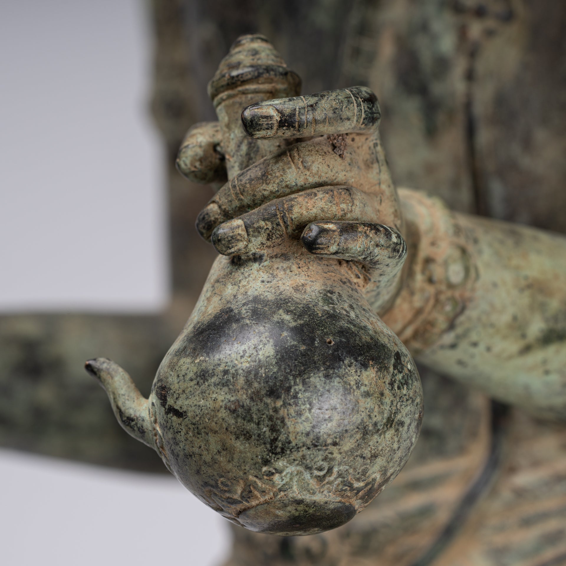 Statua Shiva - Antique in stile indonesiano Bronzo giavanese in piedi statua Shiva a 4 bracci - 82 cm/33 "