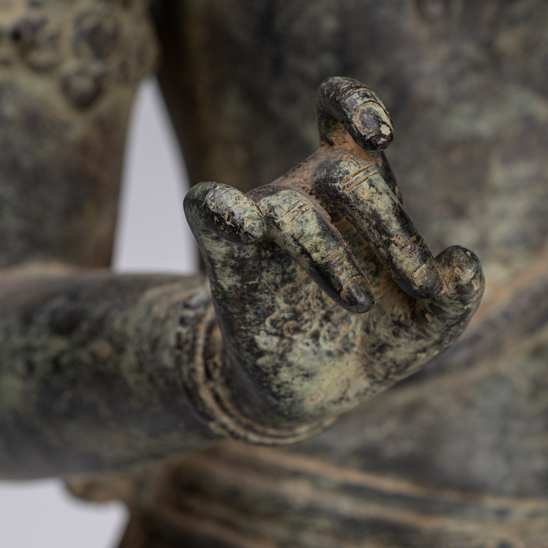 Statua Shiva - Antique in stile indonesiano Bronzo giavanese in piedi statua Shiva a 4 bracci - 82 cm/33 "