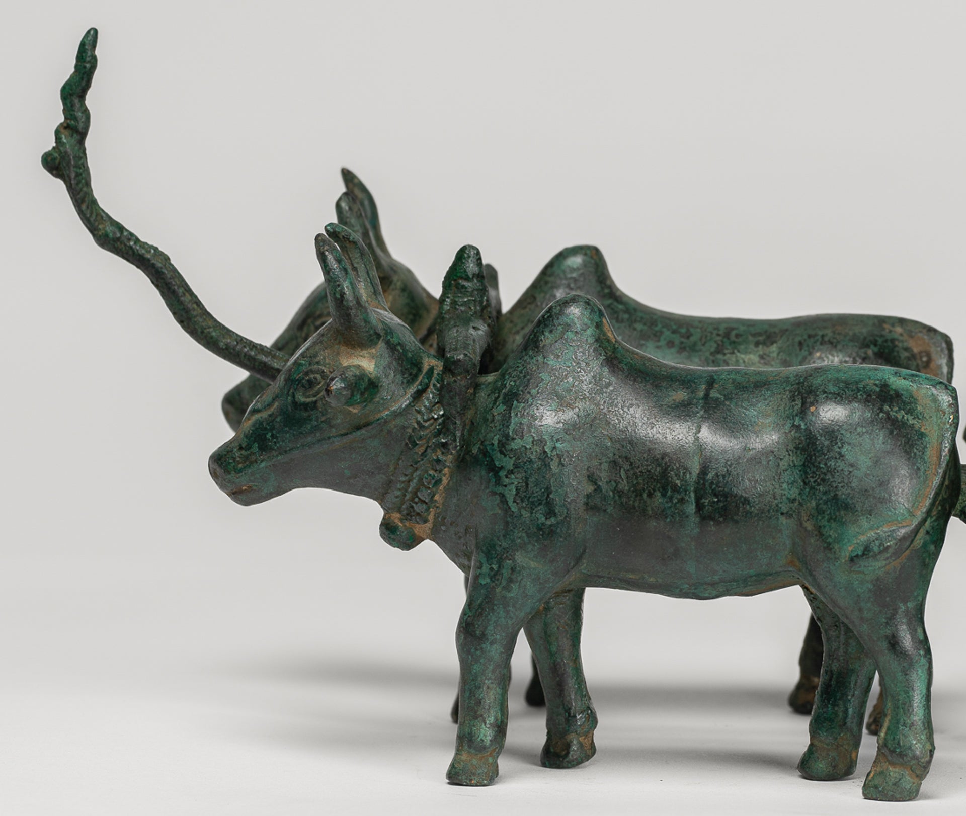 Statue de chariot de bœuf - Statue de chariot de bœuf en bronze de style khmer antique - 24 cm / 10 "