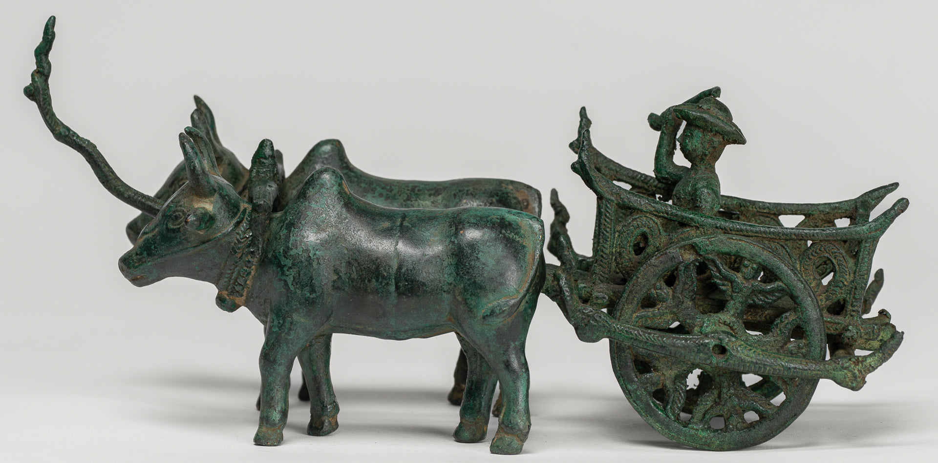 Statue de chariot de bœuf - Statue de chariot de bœuf en bronze de style khmer antique - 24 cm / 10 "