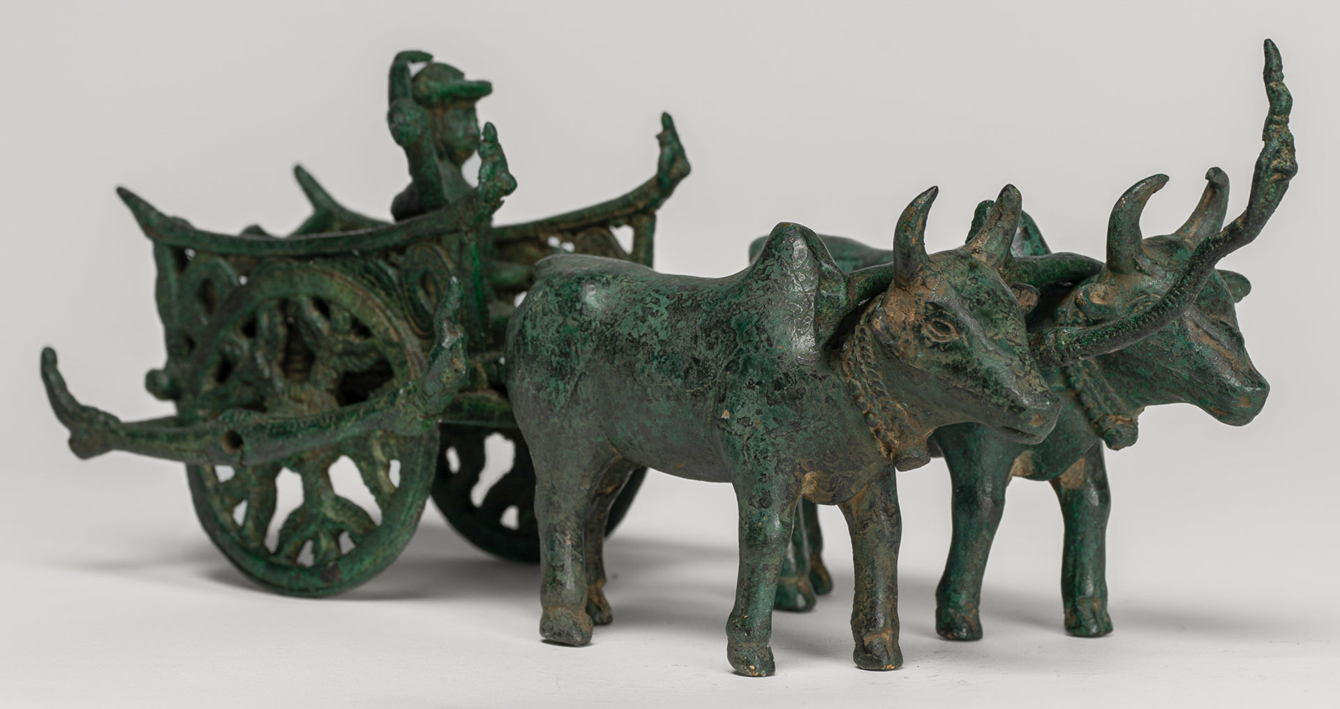 Statue de chariot de bœuf - Statue de chariot de bœuf en bronze de style khmer antique - 24 cm / 10 "