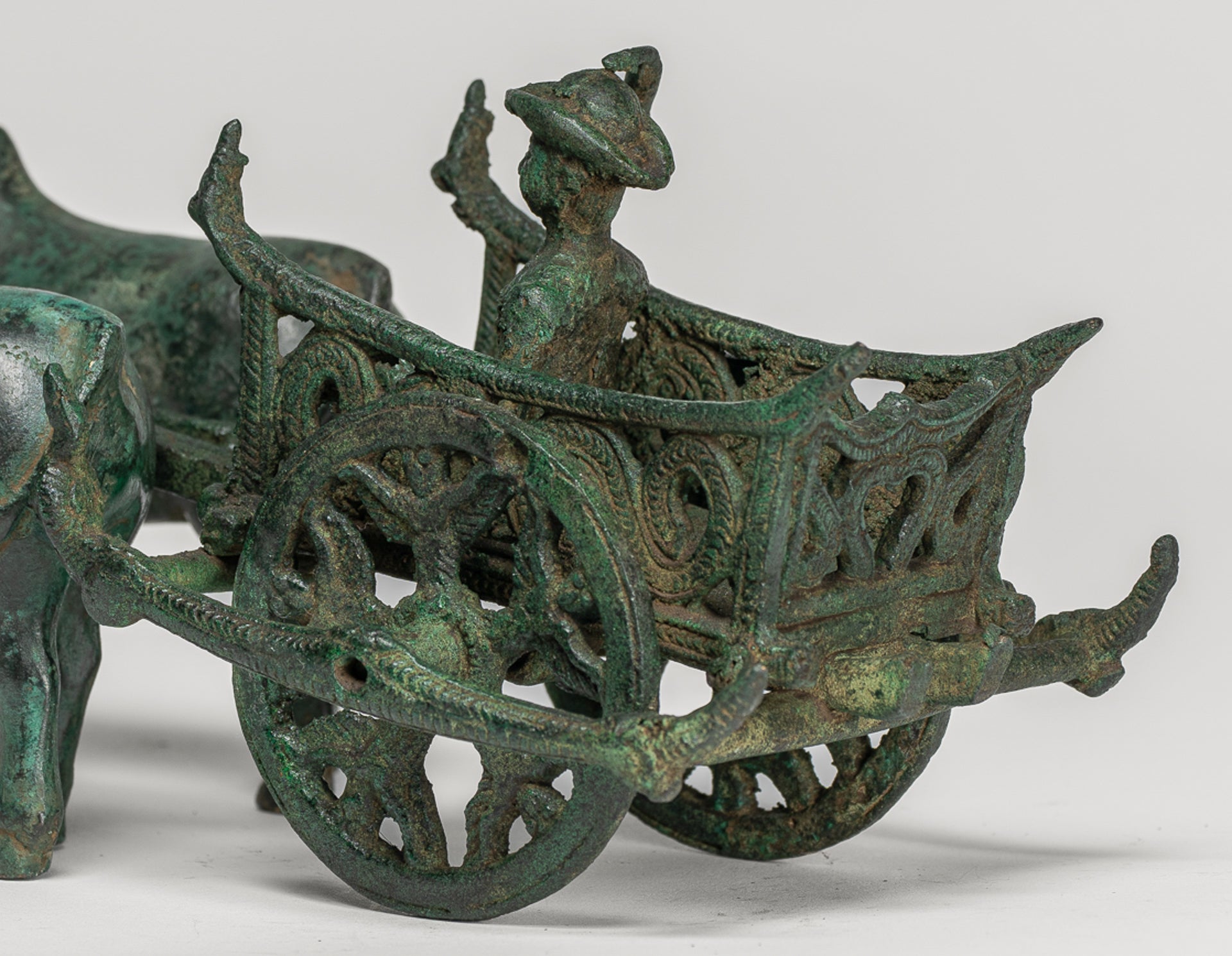 Statue de chariot de bœuf - Statue de chariot de bœuf en bronze de style khmer antique - 24 cm / 10 "