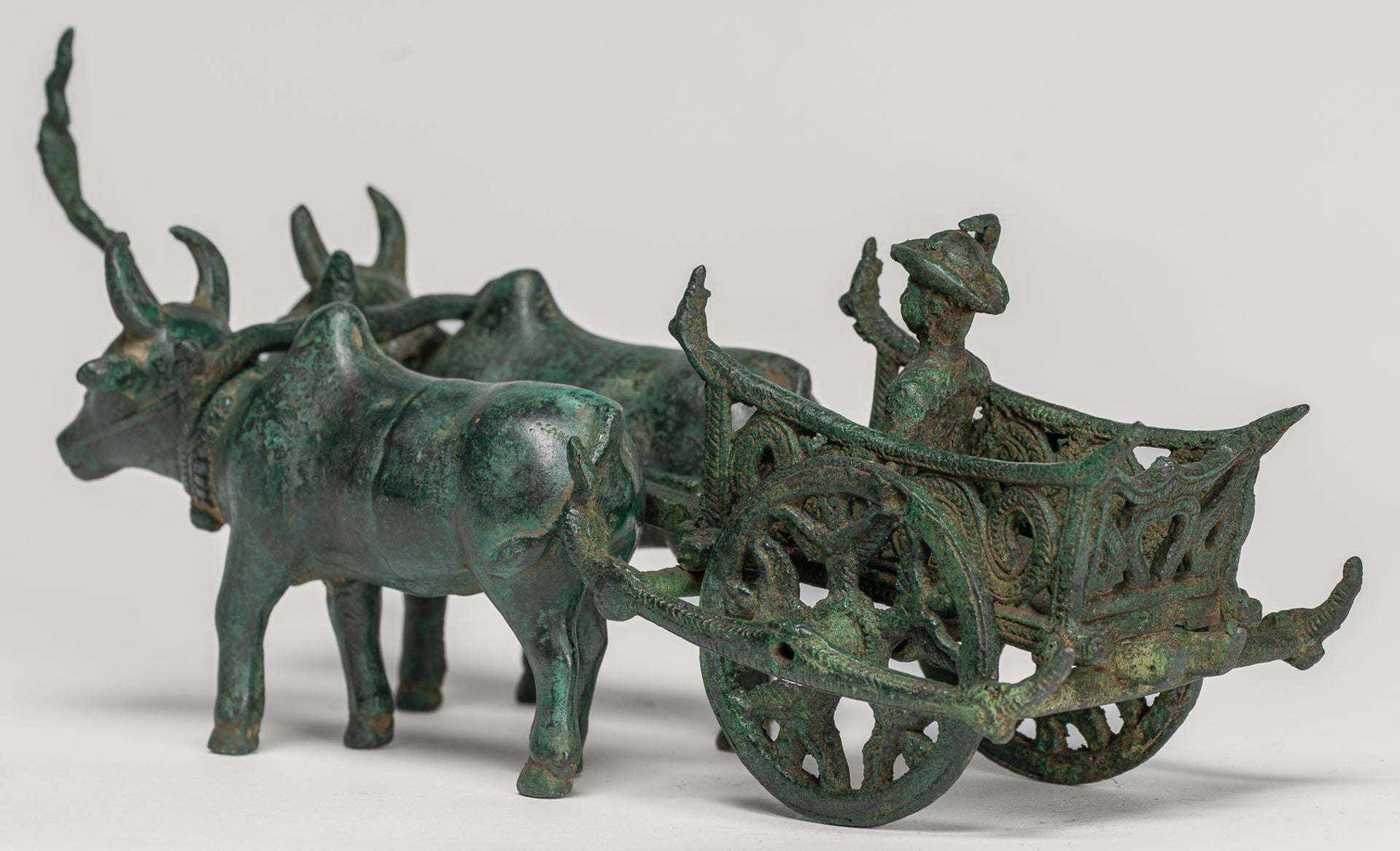 Statue de chariot de bœuf - Statue de chariot de bœuf en bronze de style khmer antique - 24 cm / 10 "