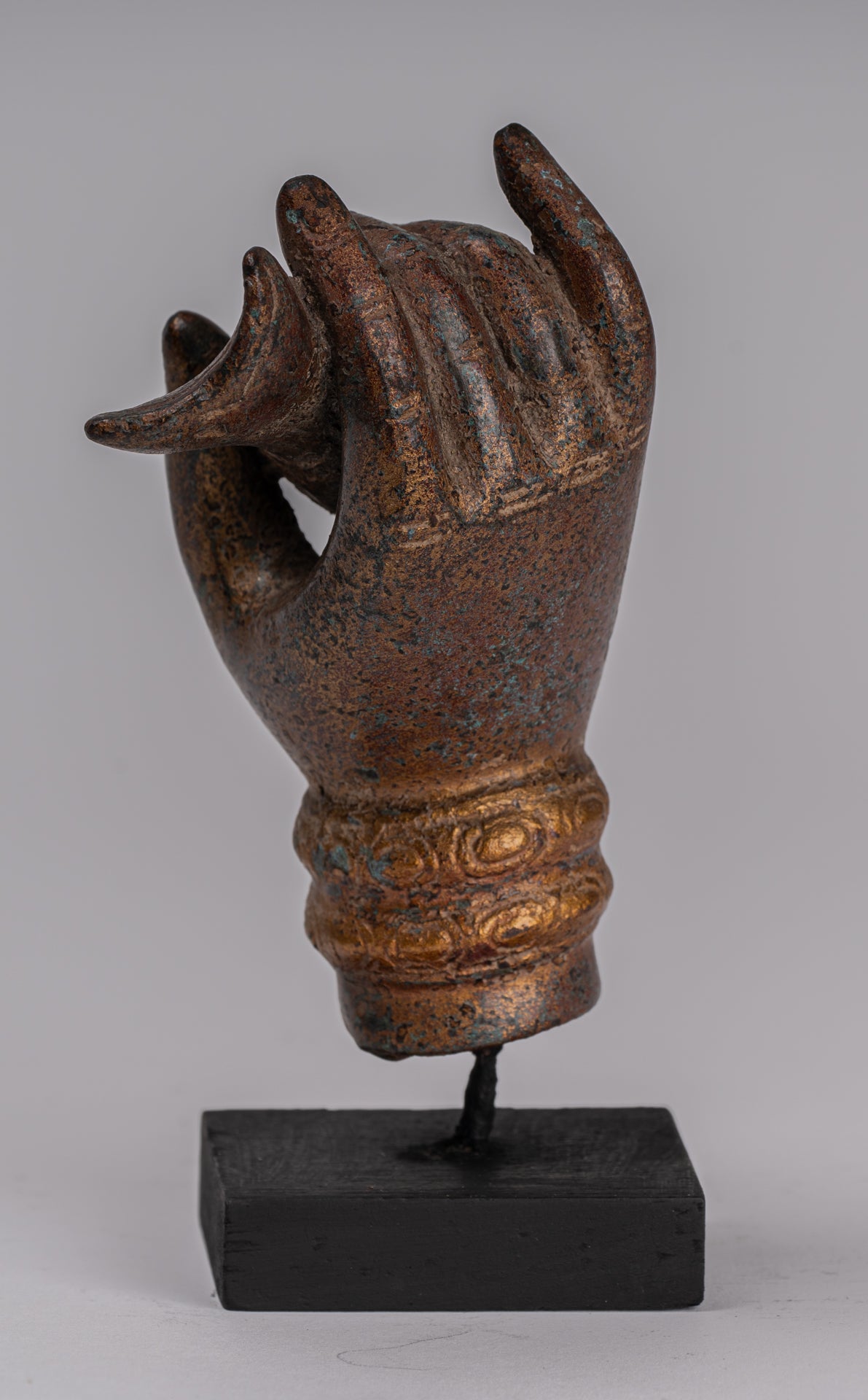 Mano de bronce del sudeste asiático de estilo antiguo montado y concha de bronce del sudeste asiático o om - 15 cm/6 "