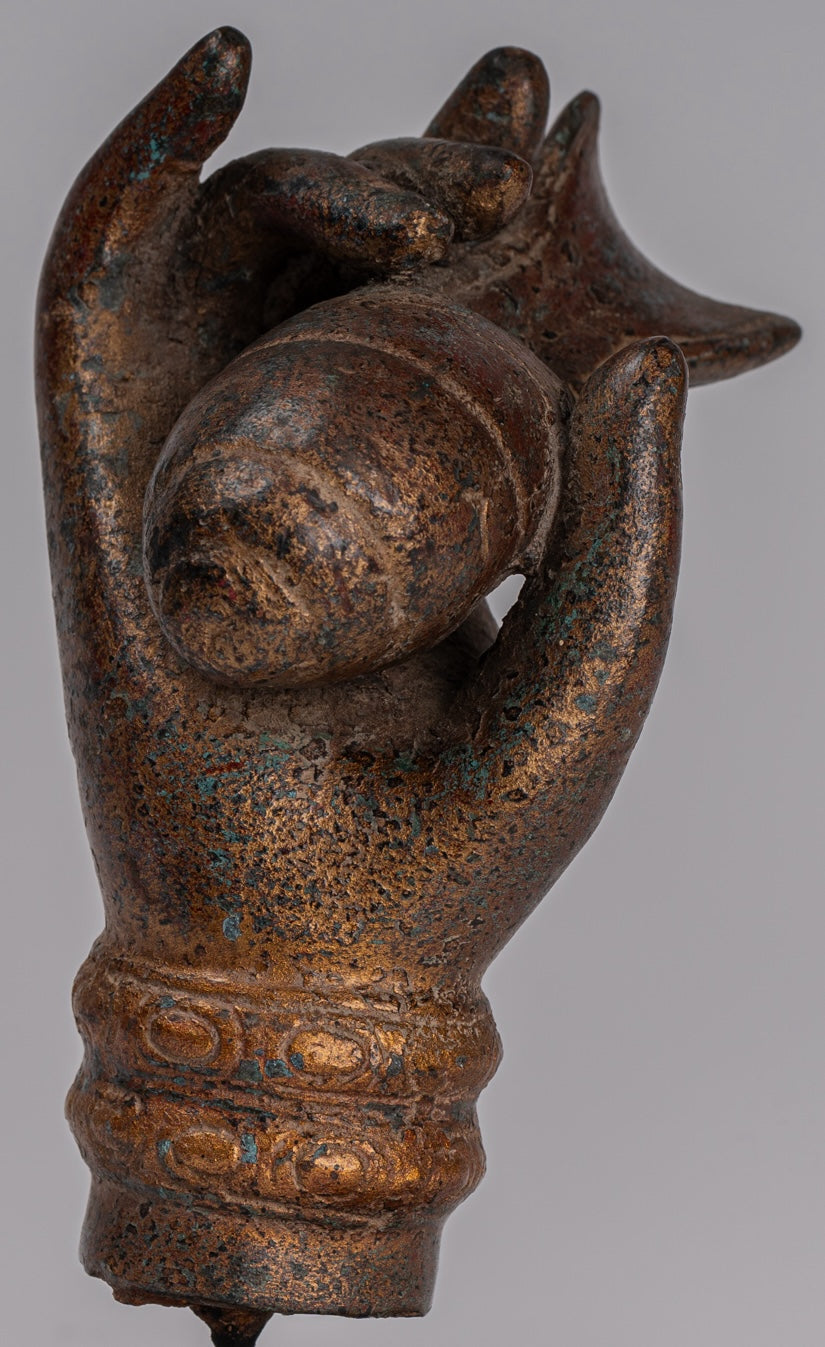 Mano de bronce del sudeste asiático de estilo antiguo montado y concha de bronce del sudeste asiático o om - 15 cm/6 "