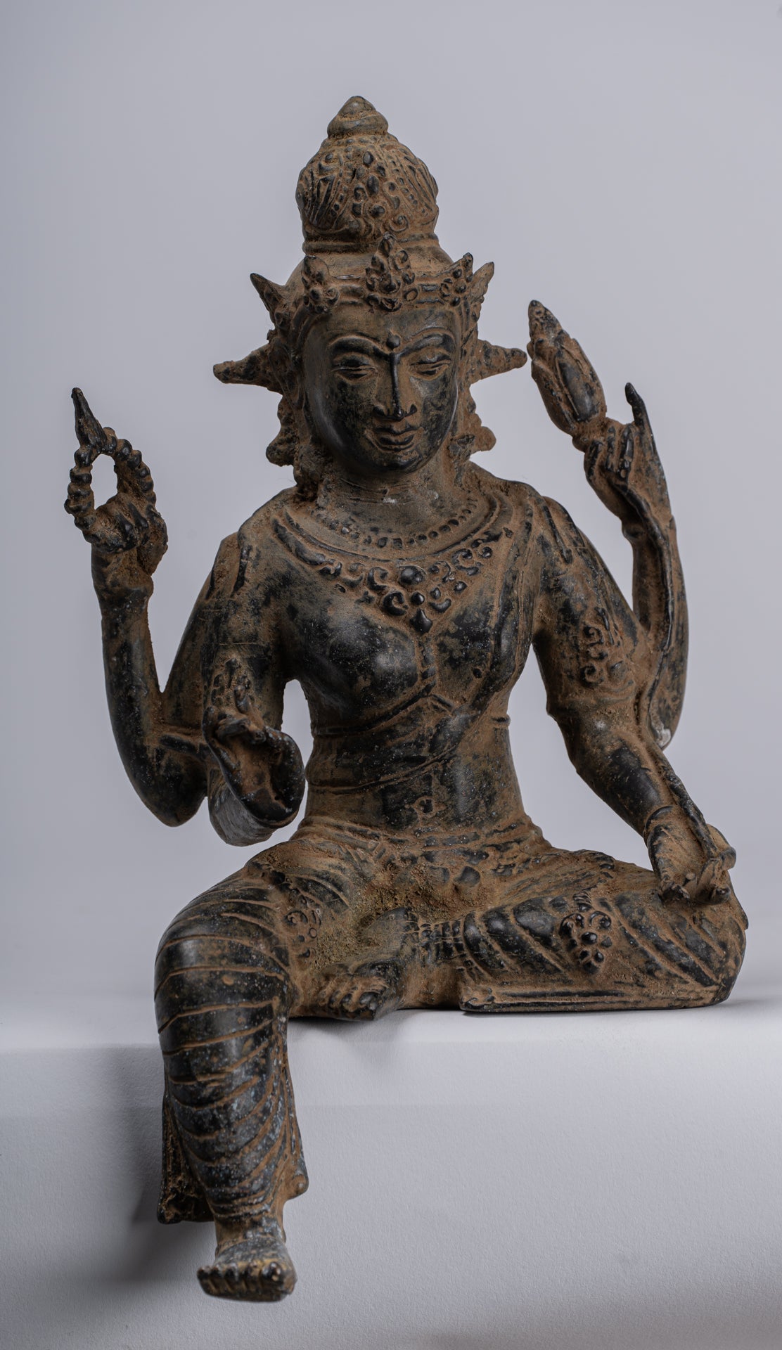 Statua di Tara - Antique Java Style Majapahit Seduto Devi Devi Tara Statua - 26 cm/10 "