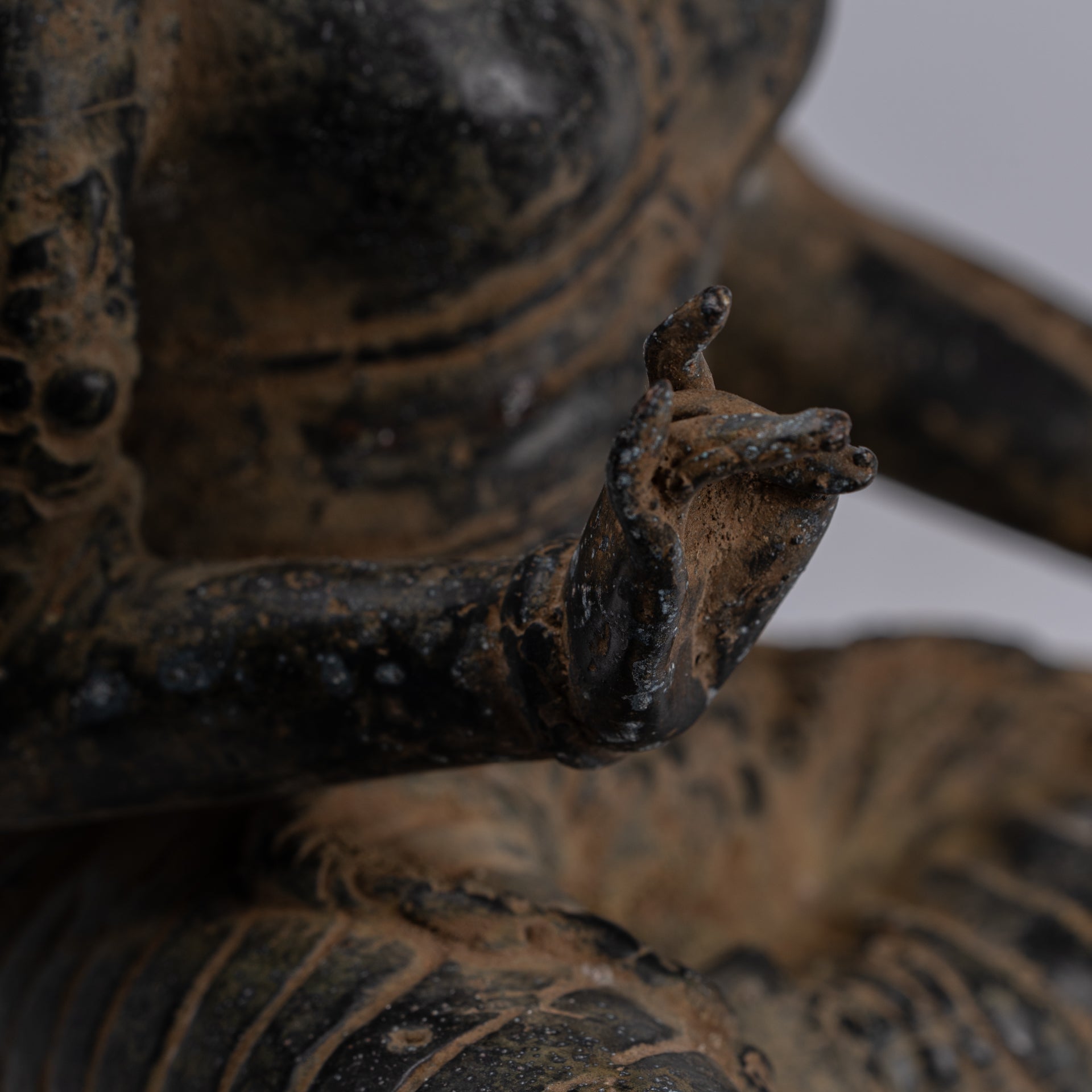 Statua di Tara - Antique Java Style Majapahit Seduto Devi Devi Tara Statua - 26 cm/10 "