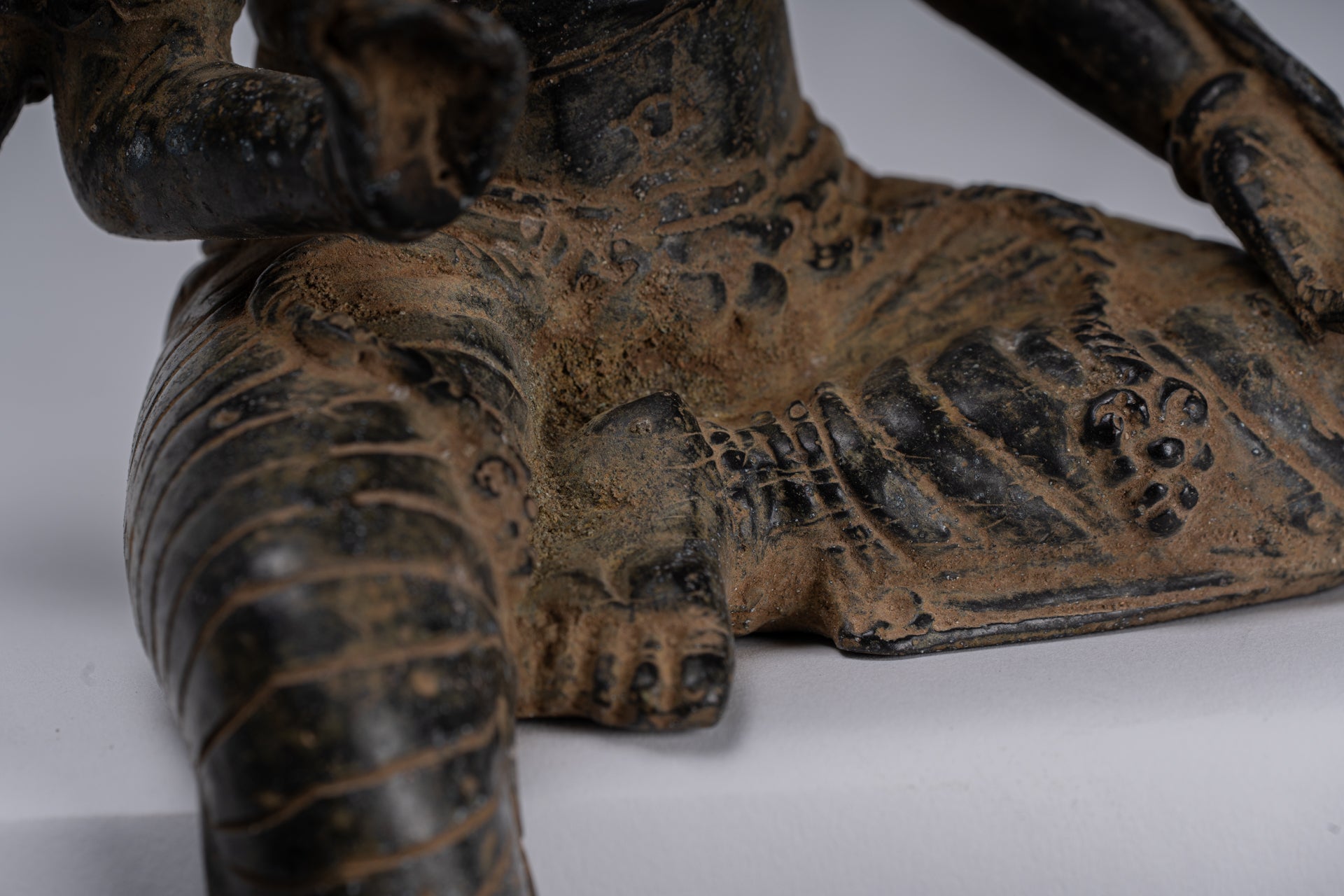 Statua di Tara - Antique Java Style Majapahit Seduto Devi Devi Tara Statua - 26 cm/10 "