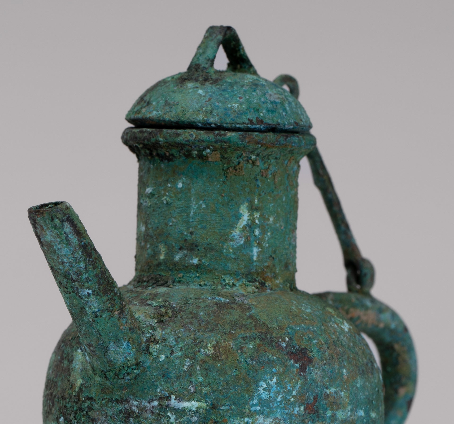 Navire coulant rituel de bronze de style khmer antique