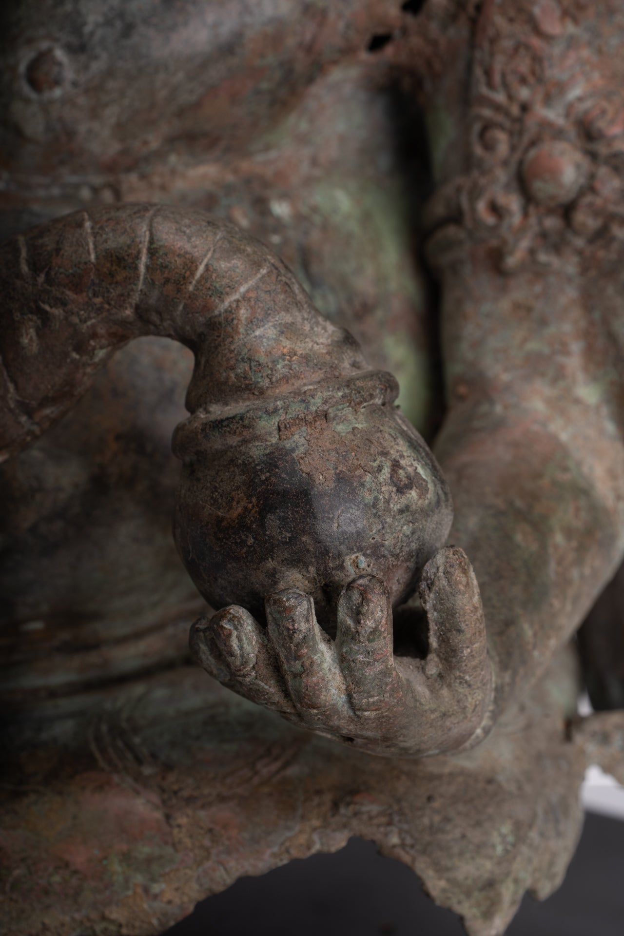 Ganesh – Sitzende Ganesha-Statue aus Bronze im antiken indonesischen Stil – 49 cm.