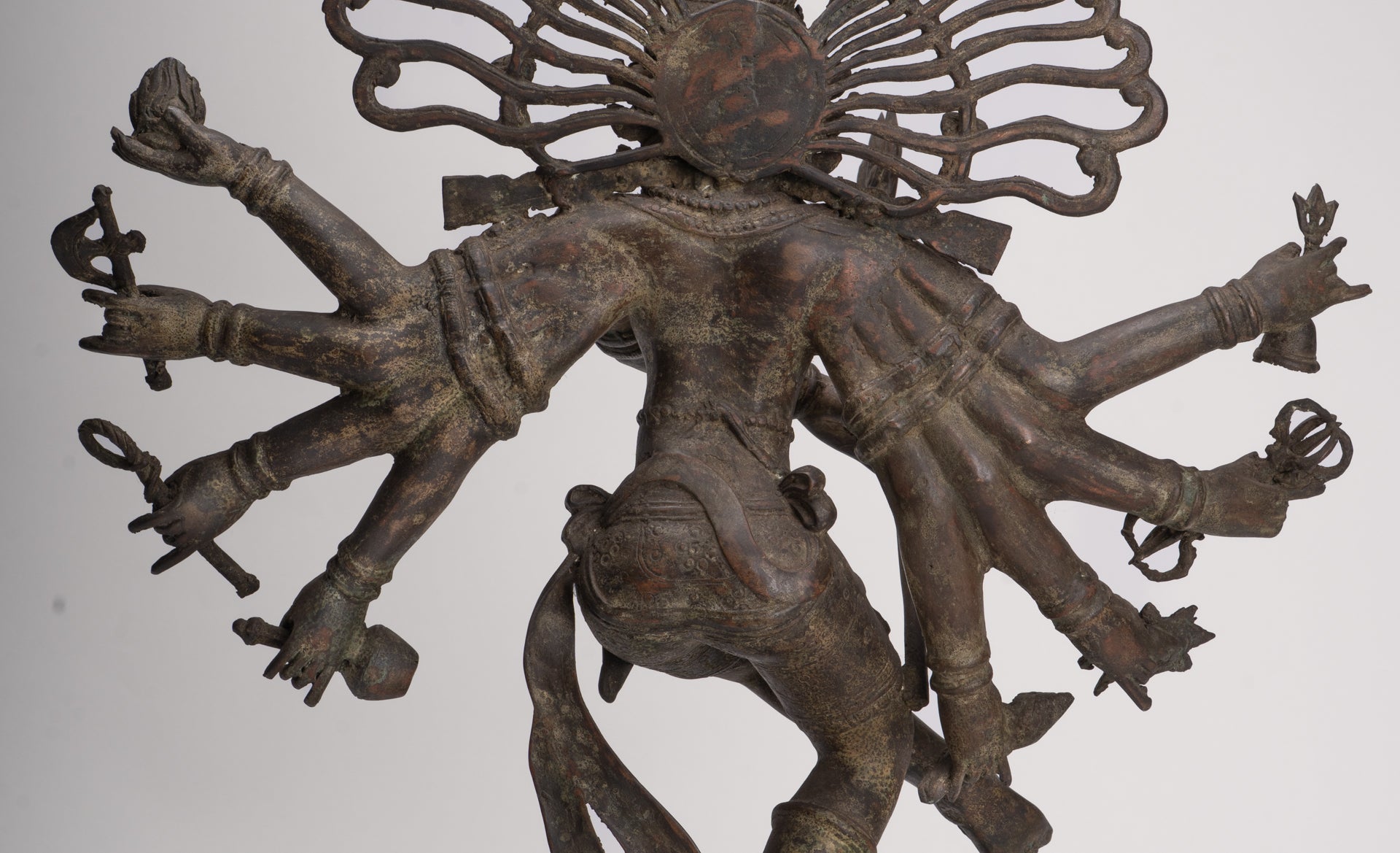 Statue antique de Shiva dansant en bronze de style javanais en tant que Seigneur Nataraja - 34,5 cm de haut