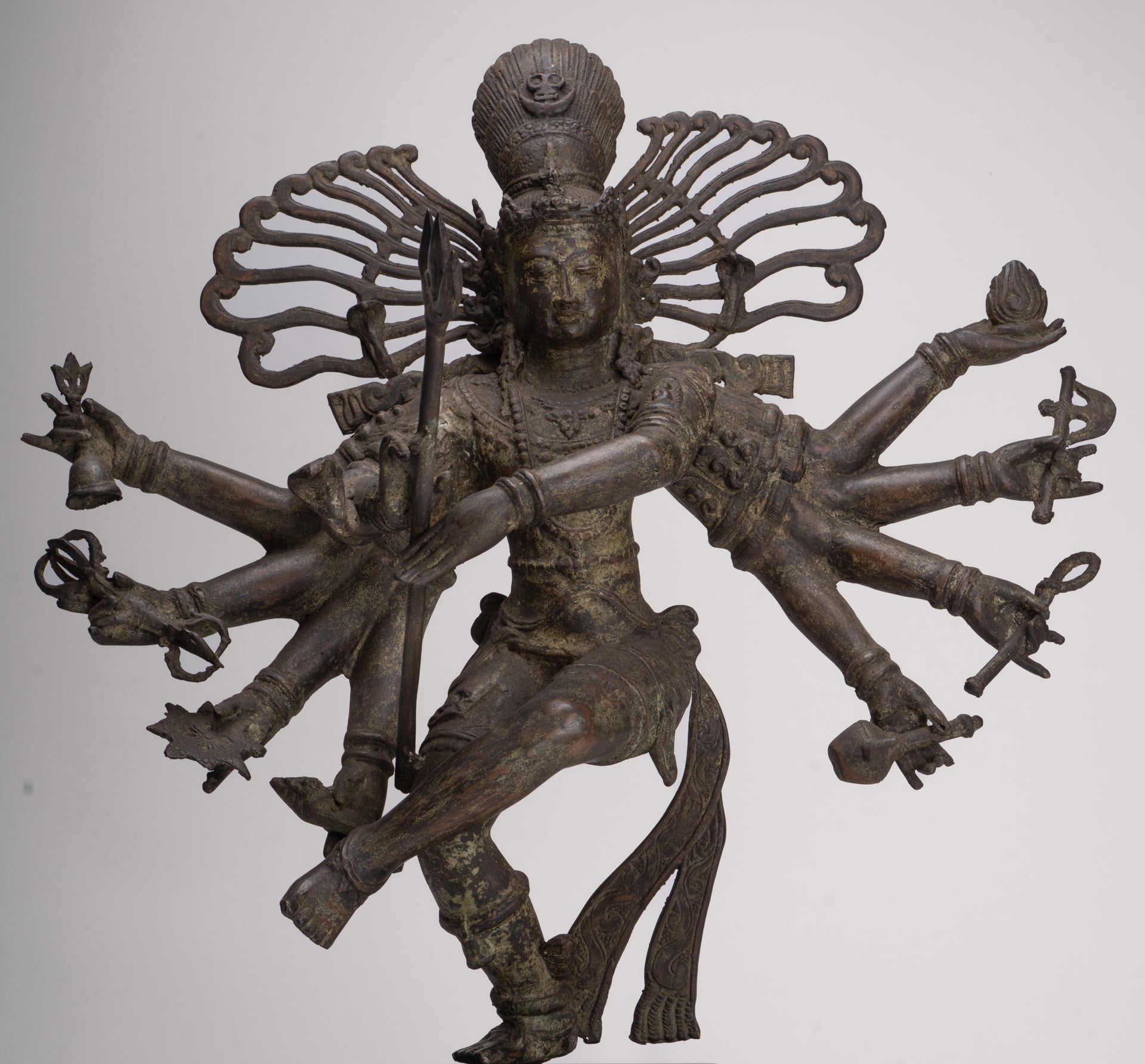 Statue antique de Shiva dansant en bronze de style javanais en tant que Seigneur Nataraja - 34,5 cm de haut