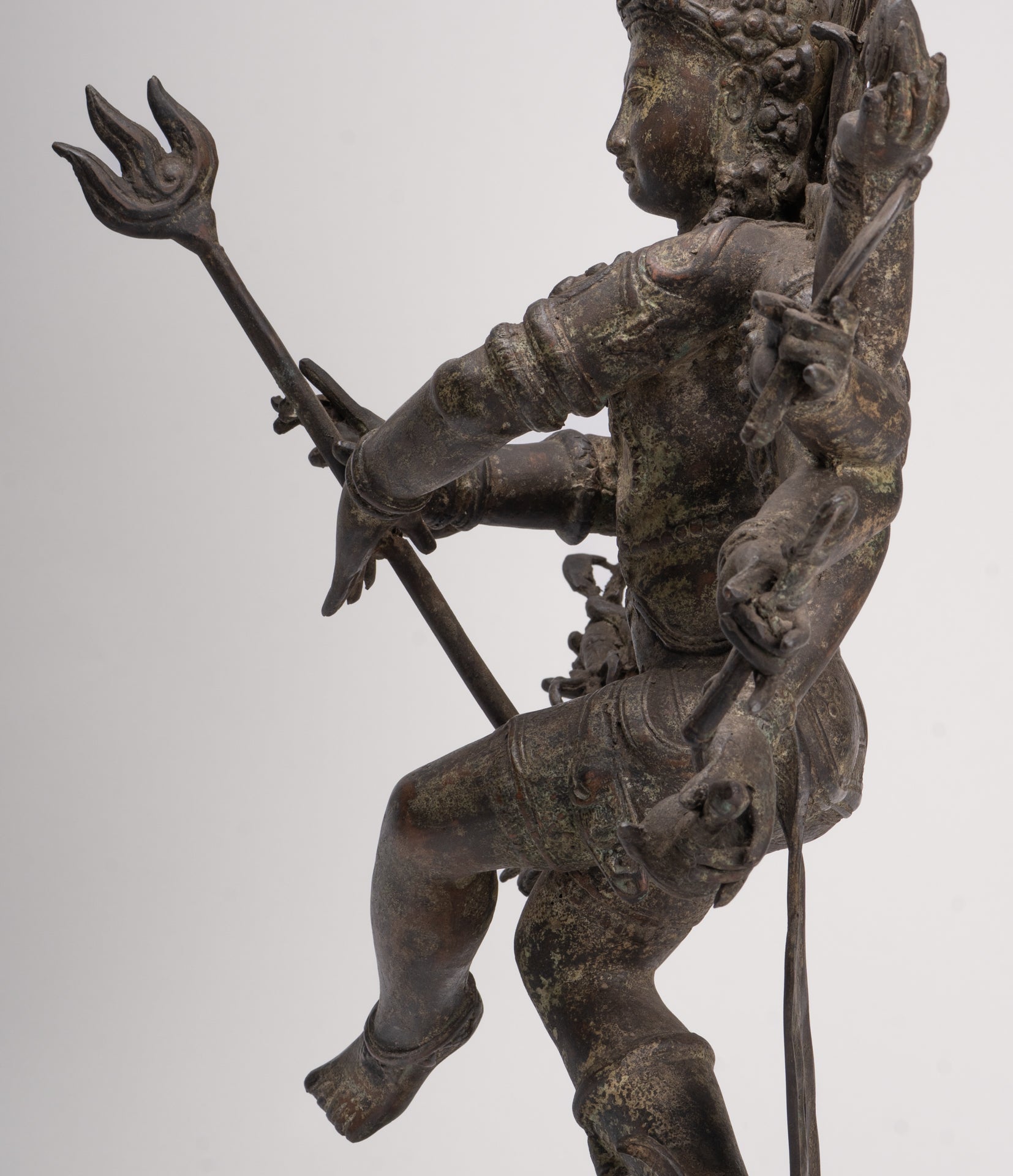 Statue antique de Shiva dansant en bronze de style javanais en tant que Seigneur Nataraja - 34,5 cm de haut