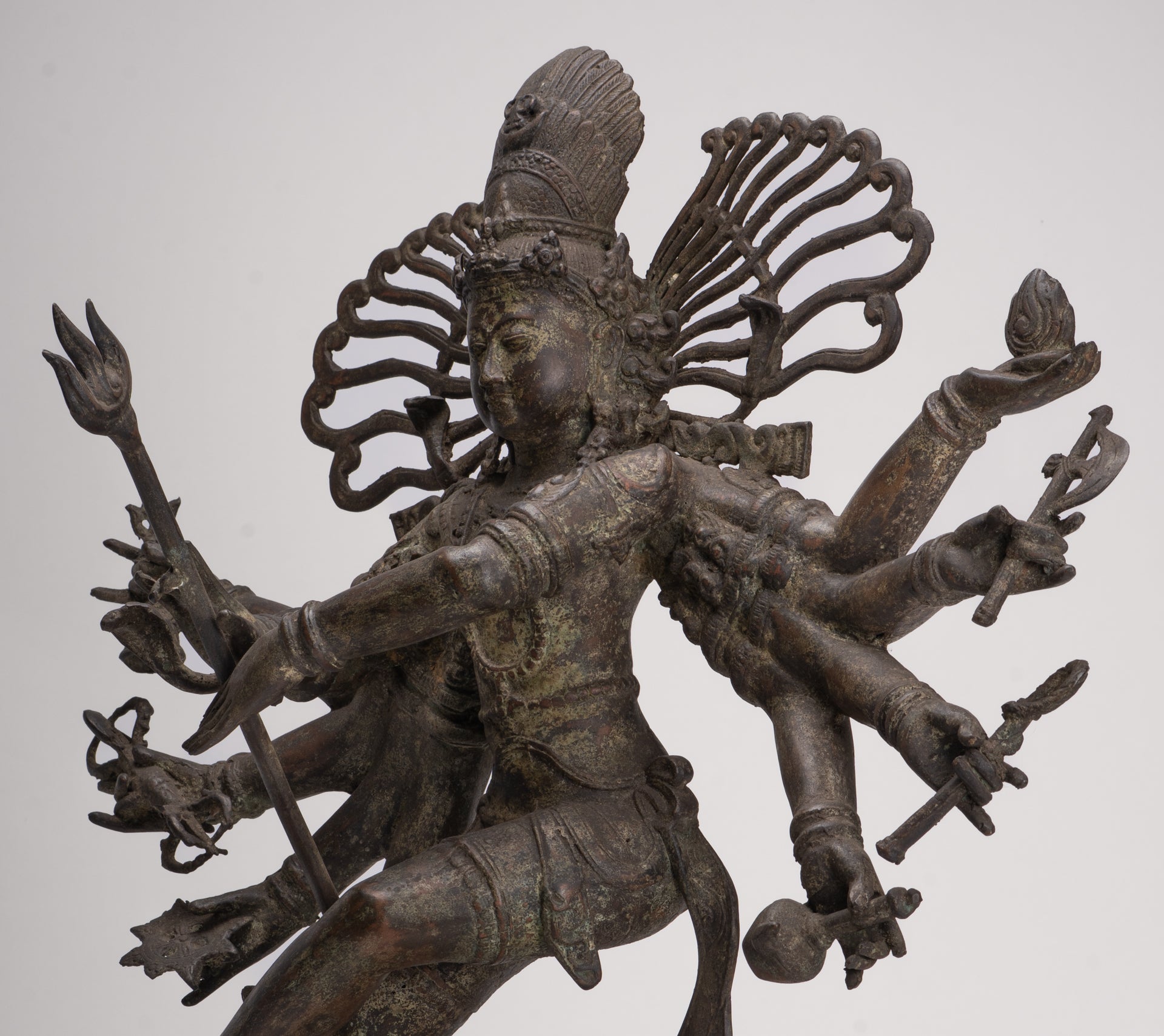 Statue antique de Shiva dansant en bronze de style javanais en tant que Seigneur Nataraja - 34,5 cm de haut