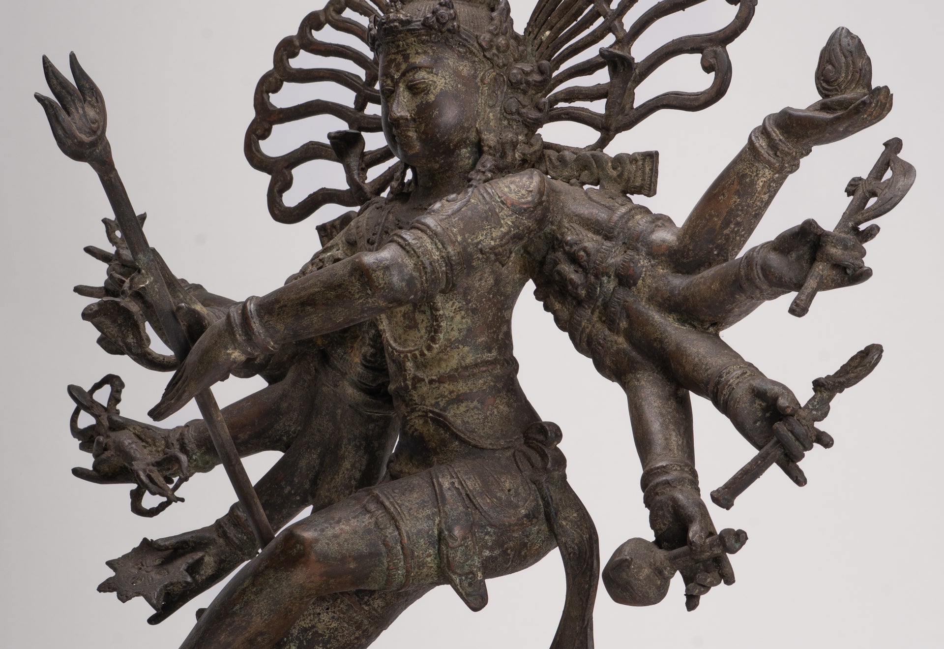 Statue antique de Shiva dansant en bronze de style javanais en tant que Seigneur Nataraja - 34,5 cm de haut