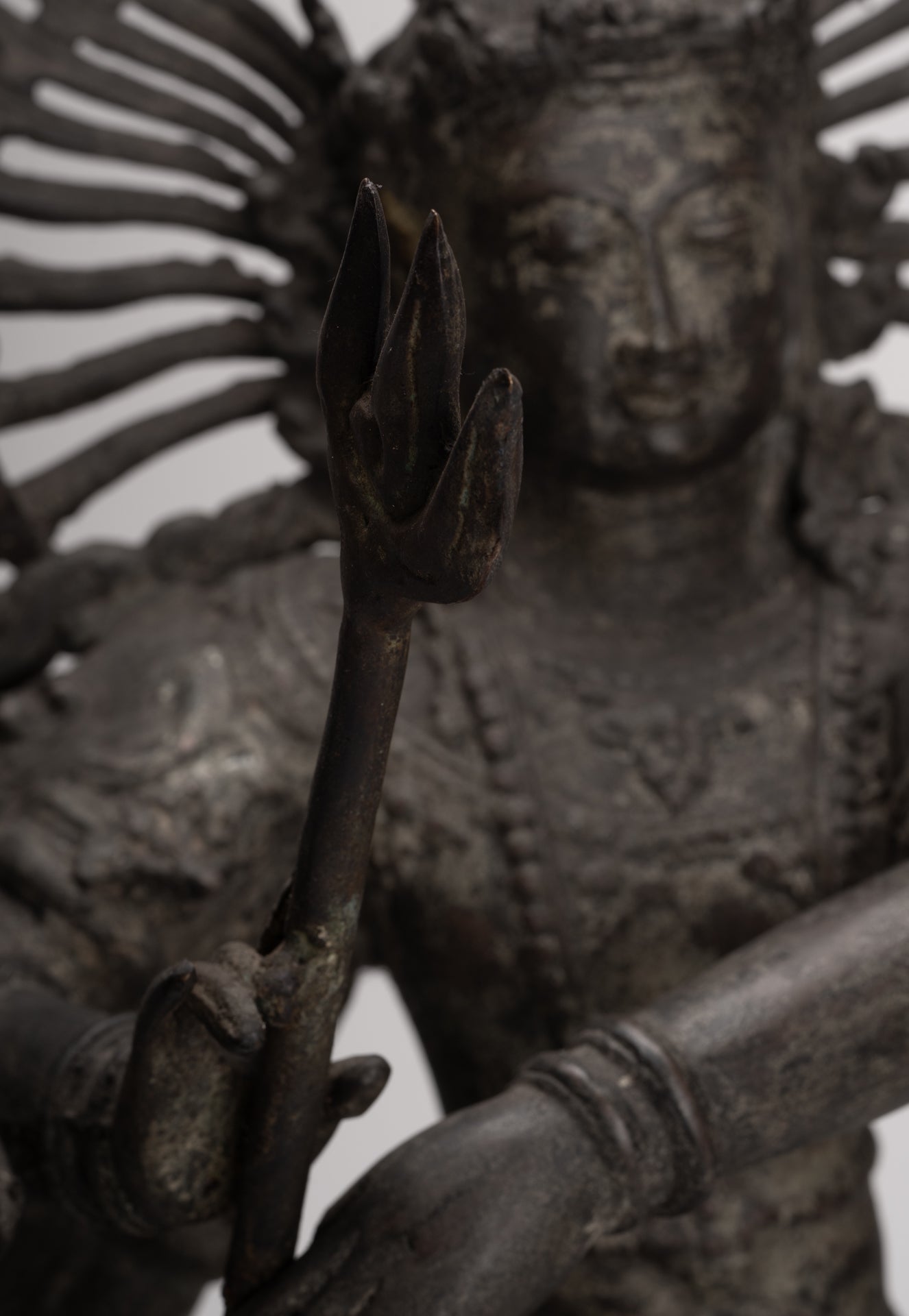 Statue antique de Shiva dansant en bronze de style javanais en tant que Seigneur Nataraja - 34,5 cm de haut