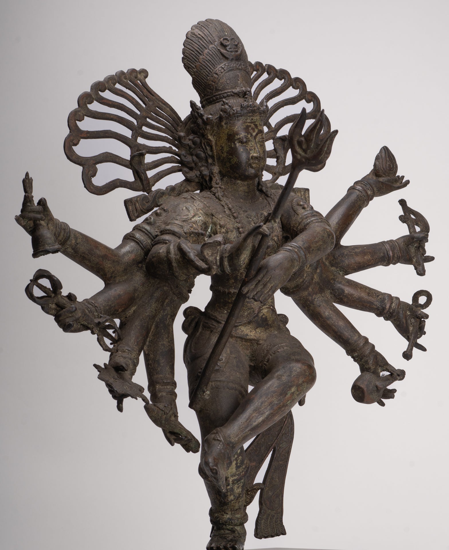Statue antique de Shiva dansant en bronze de style javanais en tant que Seigneur Nataraja - 34,5 cm de haut