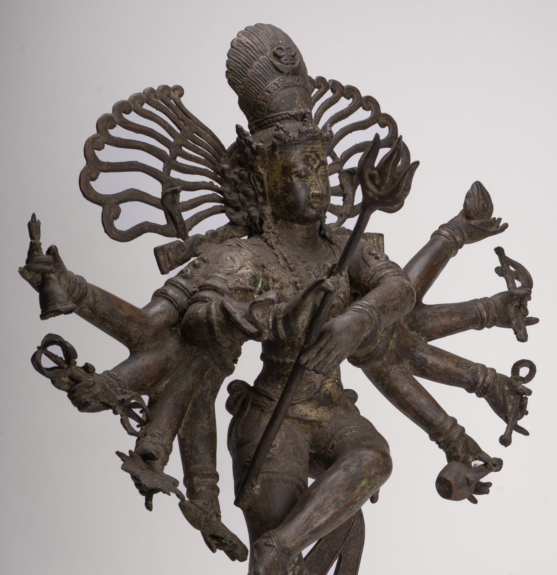 Statue antique de Shiva dansant en bronze de style javanais en tant que Seigneur Nataraja - 34,5 cm de haut