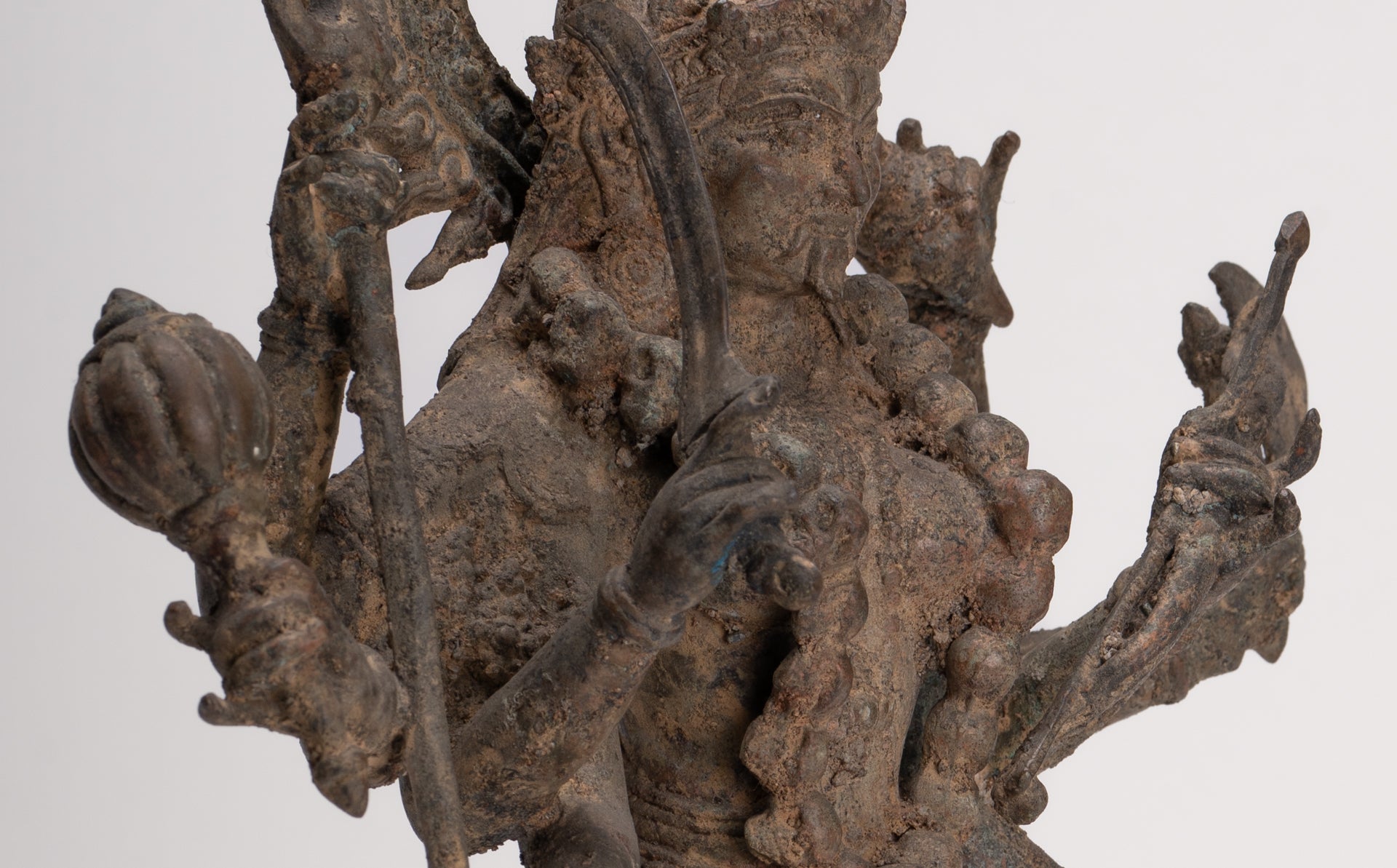 Statue de Kali - Statue de Kali ou Mahakali debout en bronze de style Java antique Majapahit - 43 cm/17"